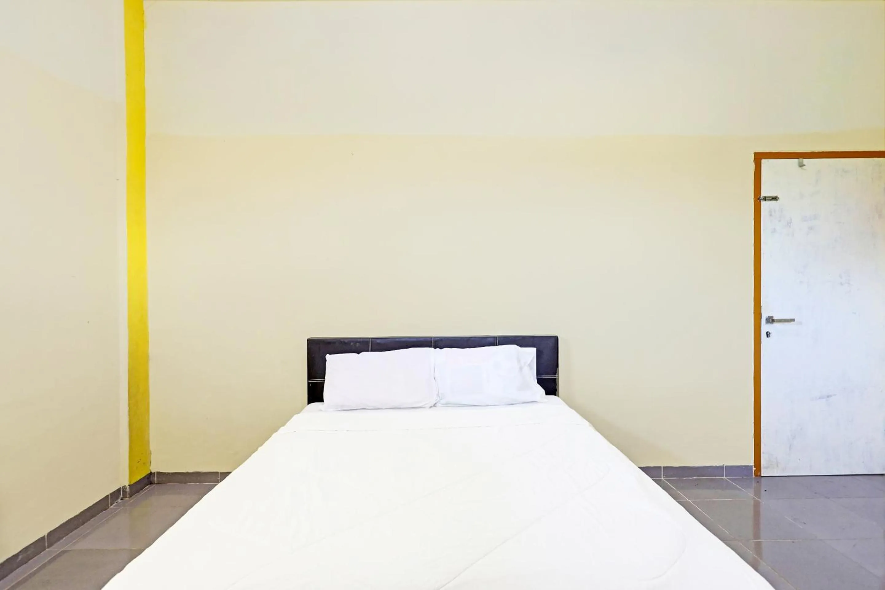 Bedroom, Bed in Collection O 91499 John Lebron House