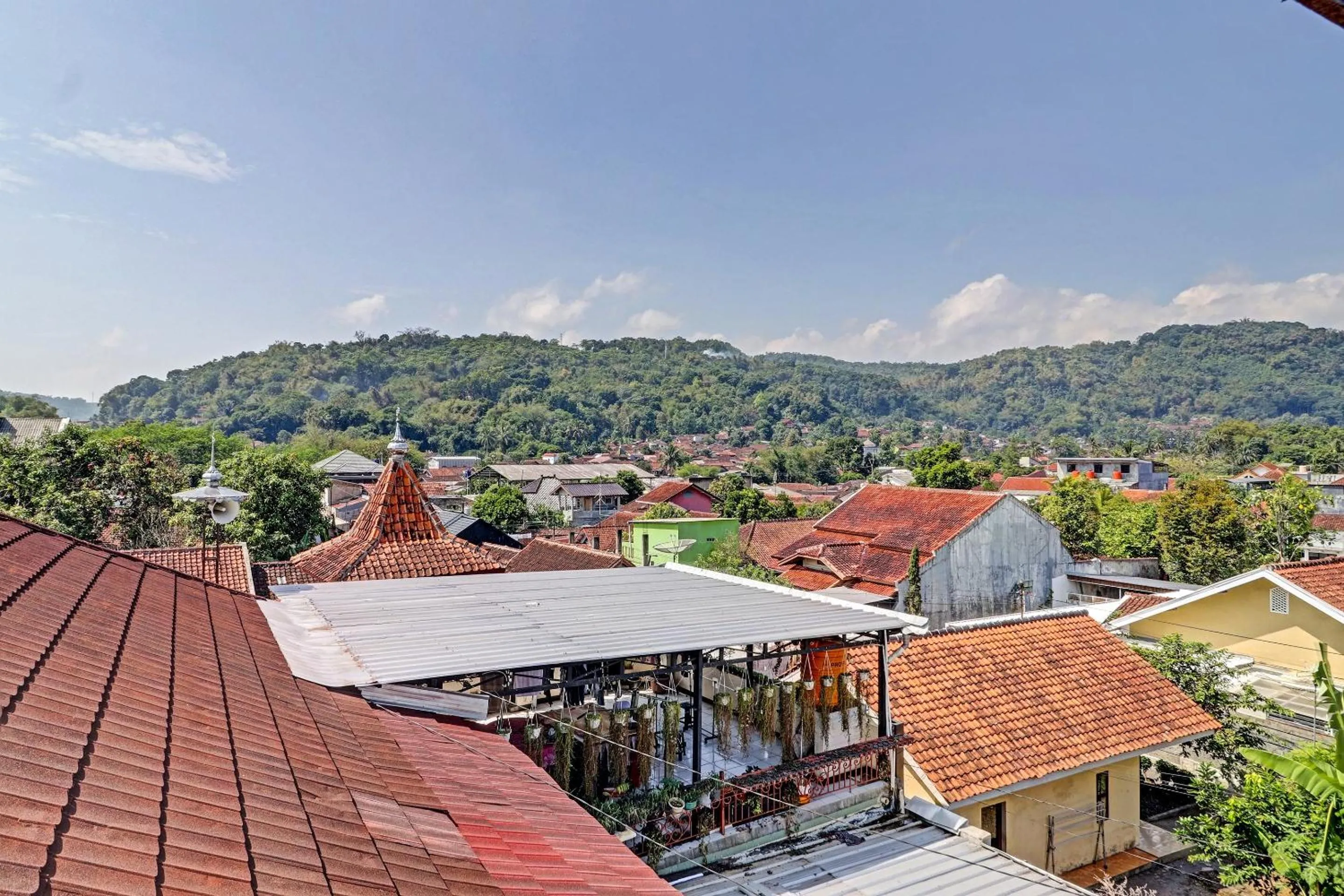 Facade/entrance in OYO Life 91480 Putridapisa Syariah