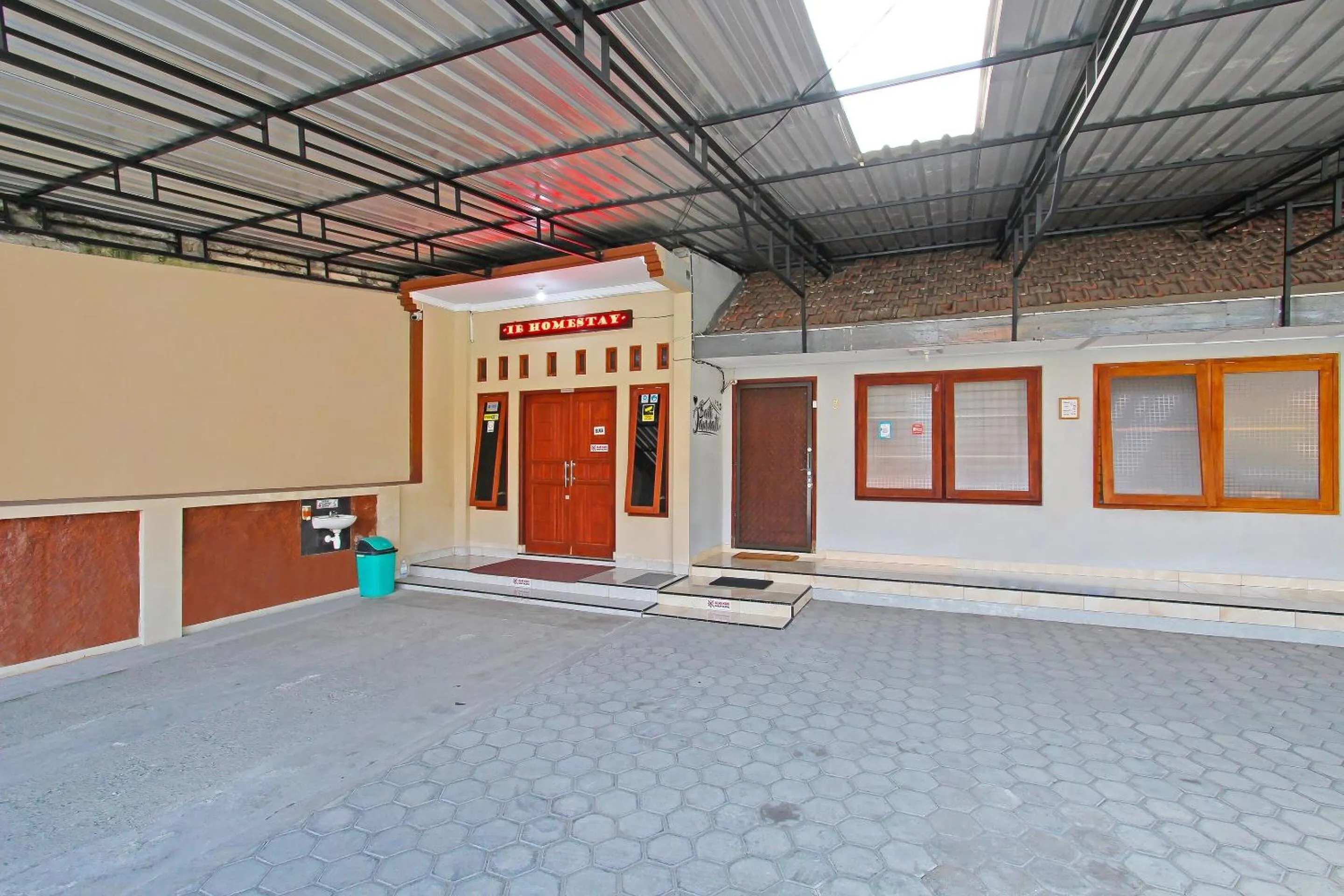 Facade/entrance in IB Homestay Syariah by Ecommerceloka