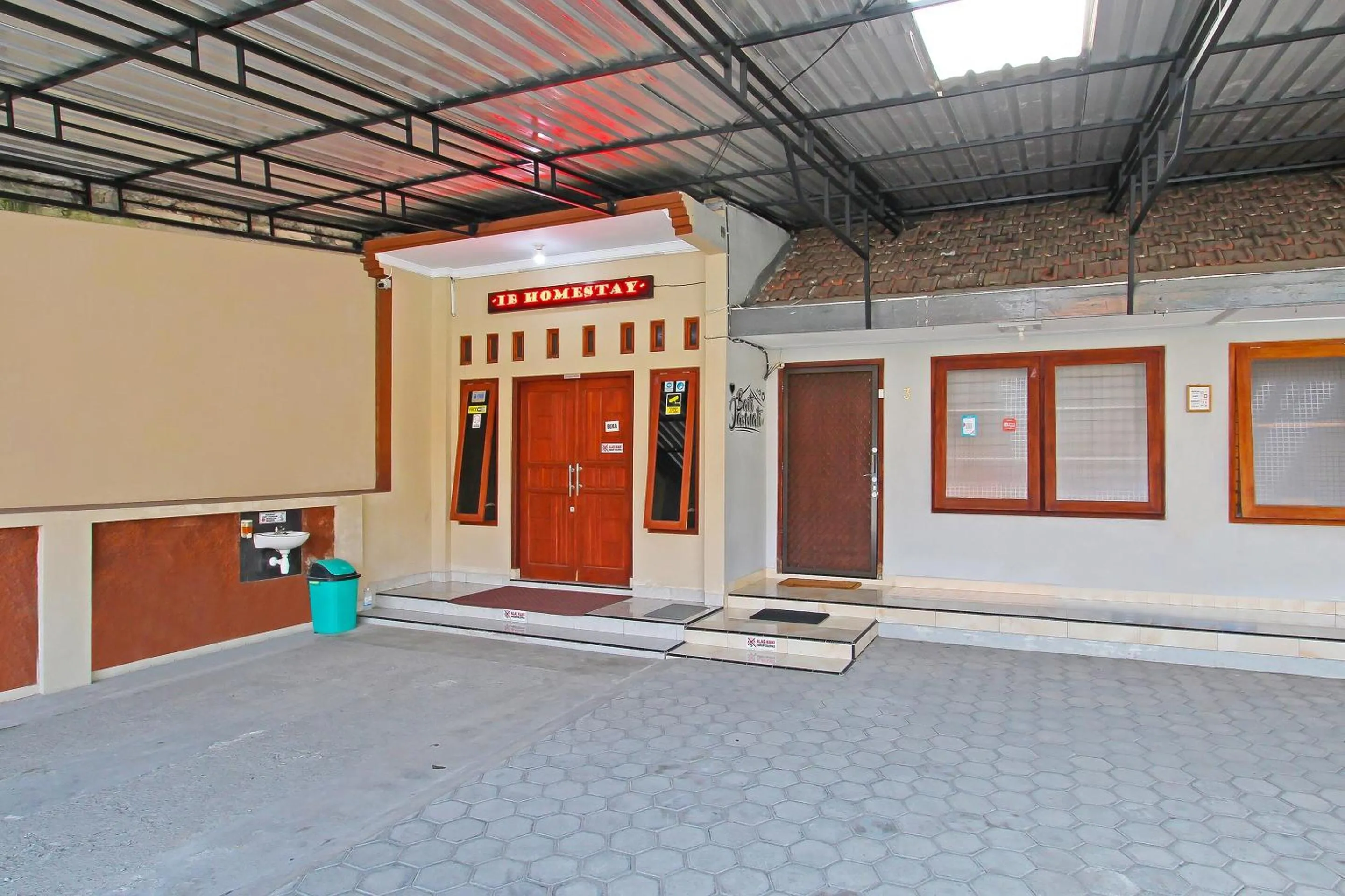 Facade/entrance in IB Homestay Syariah by Ecommerceloka