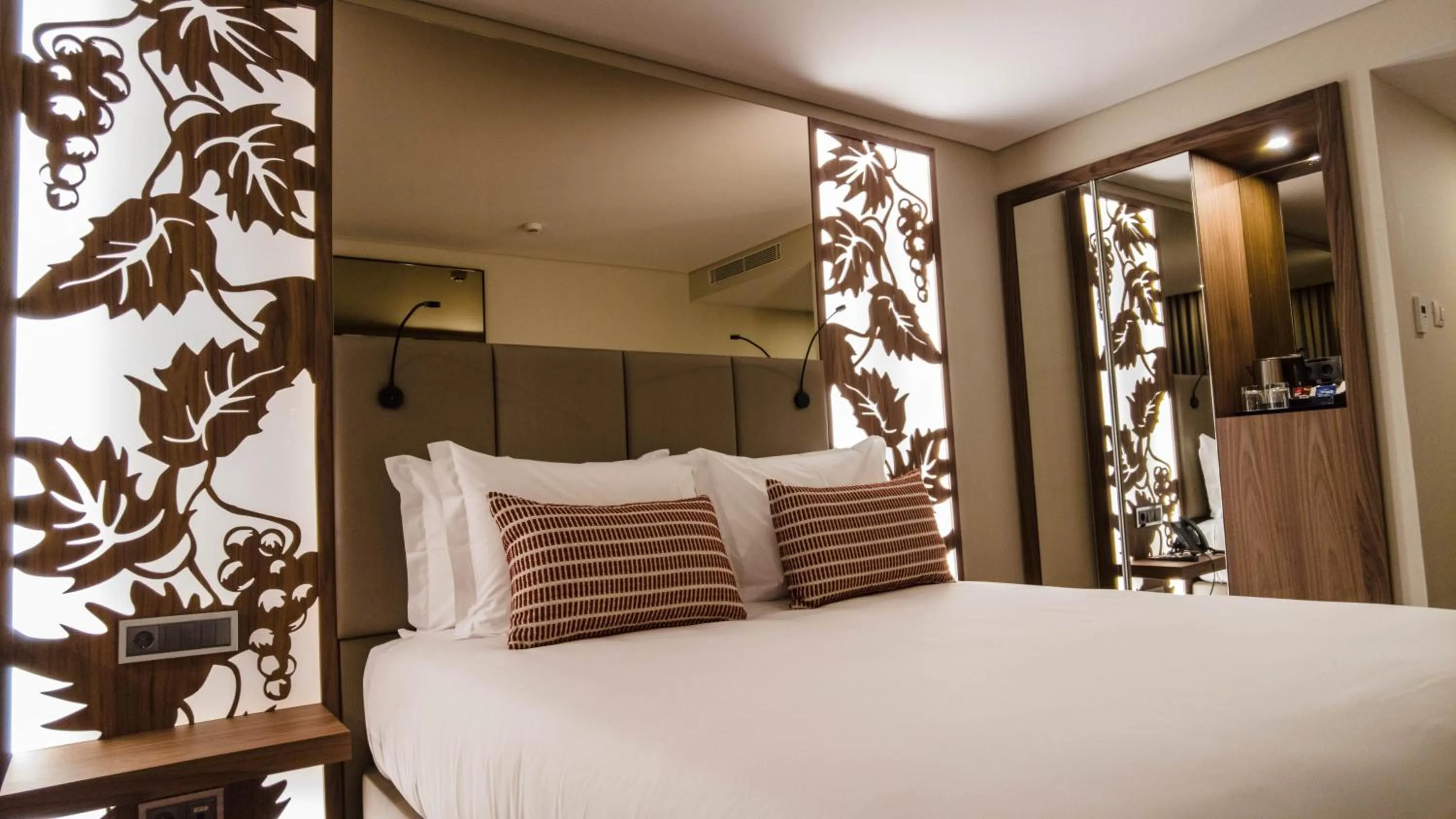 Bedroom, Bed in TURIM Oporto Hotel