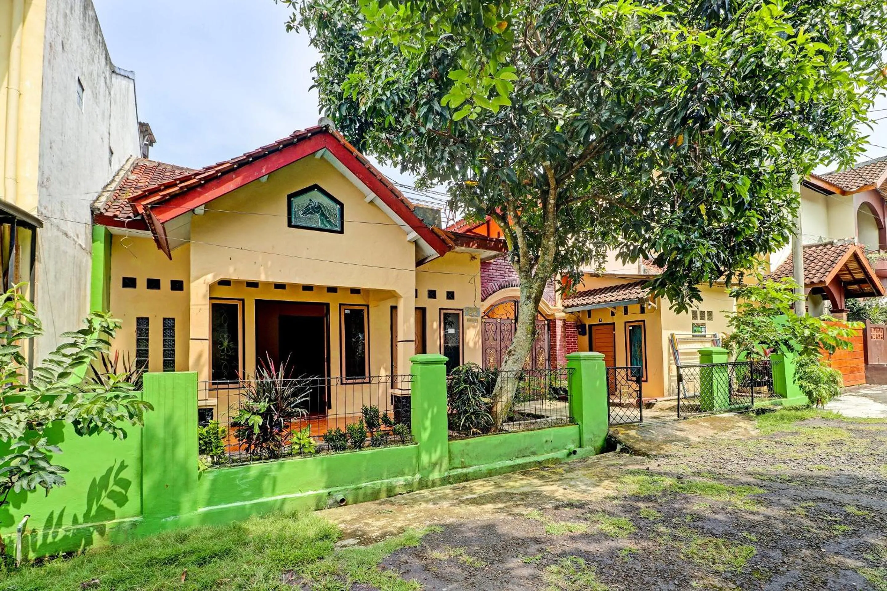 Facade/entrance in OYO Life 91478 Wisma Aura Syariah