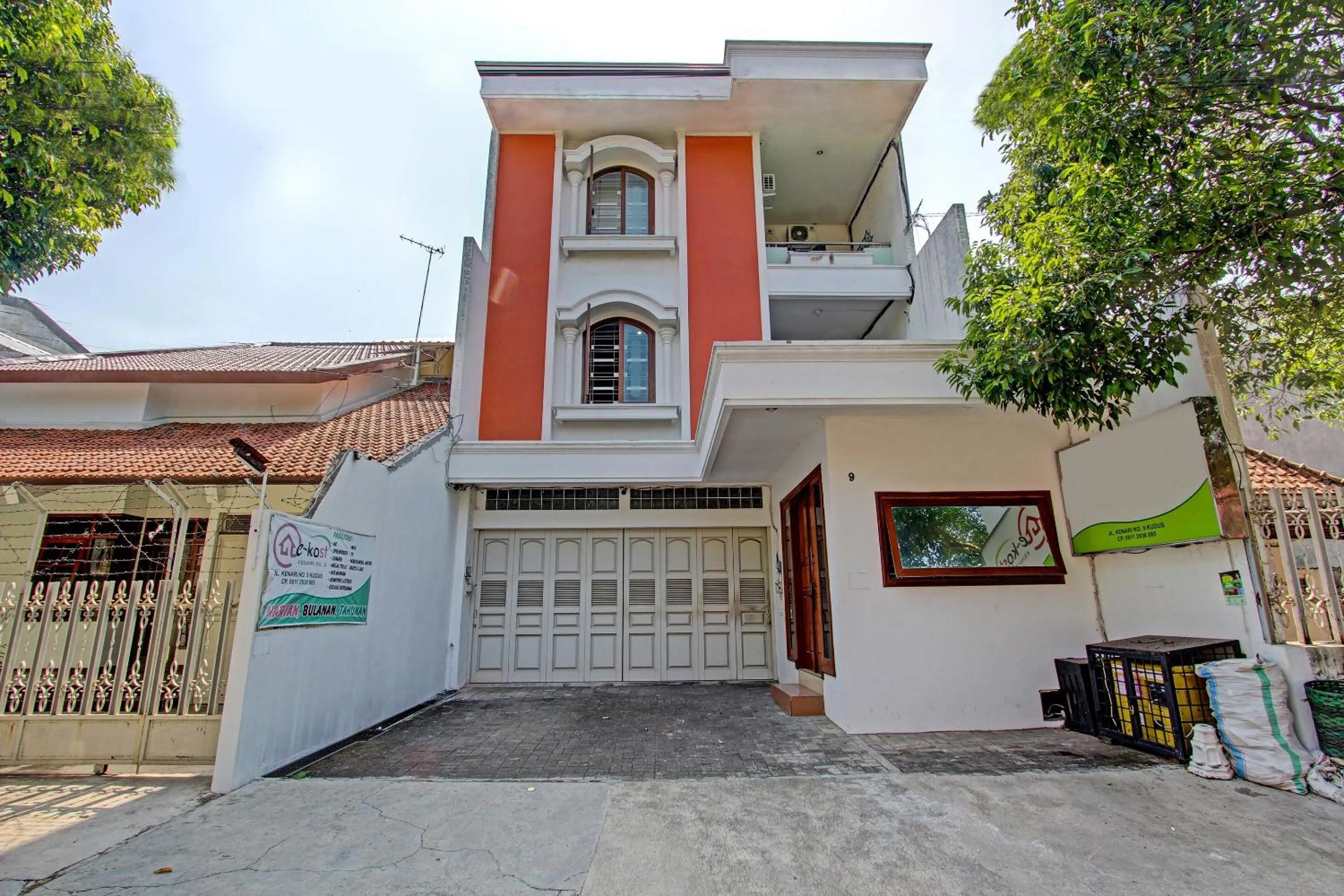 Facade/entrance in OYO Life 91523 Kenari Guesthouse