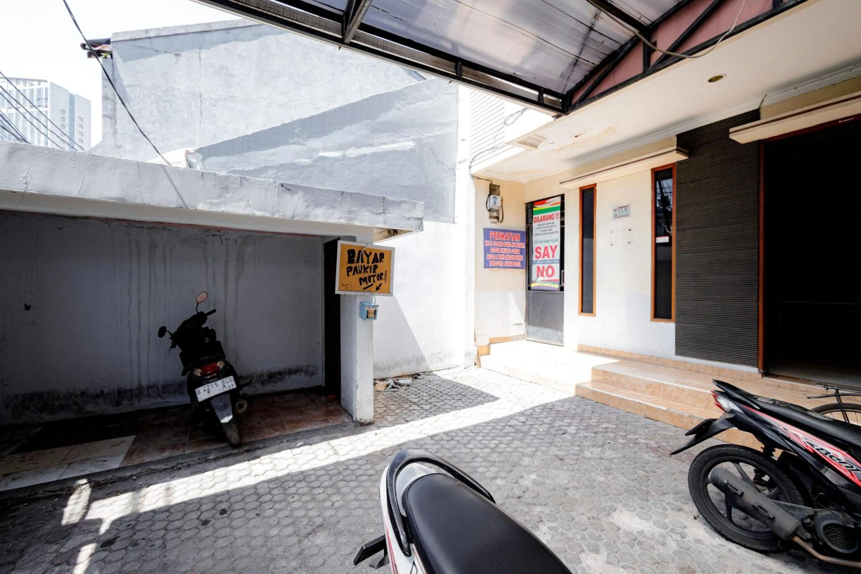 Property building in J&B Rooms Tomang Jakarta Mitra RedDoorz