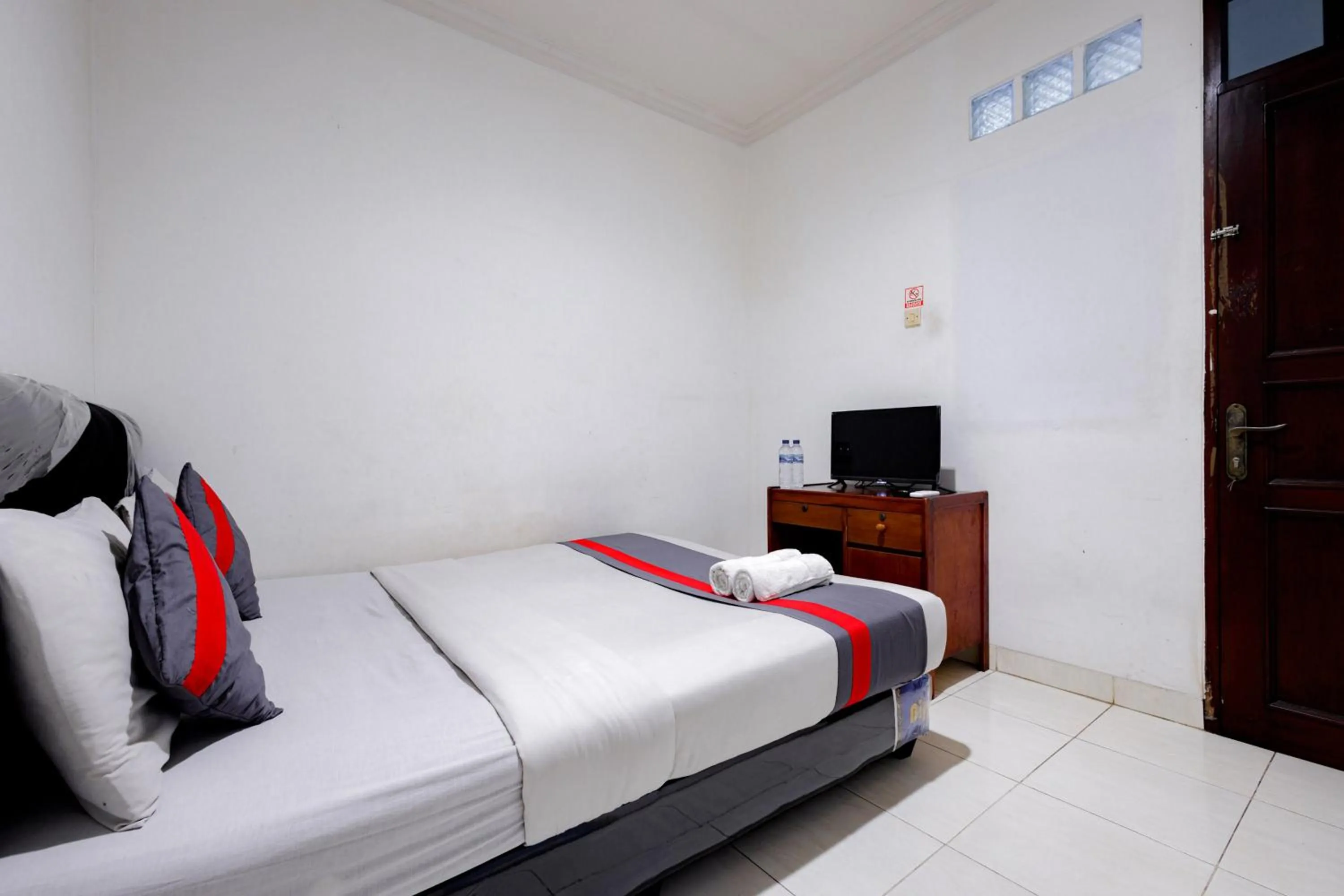 Bed in J&B Rooms Tomang Jakarta Mitra RedDoorz