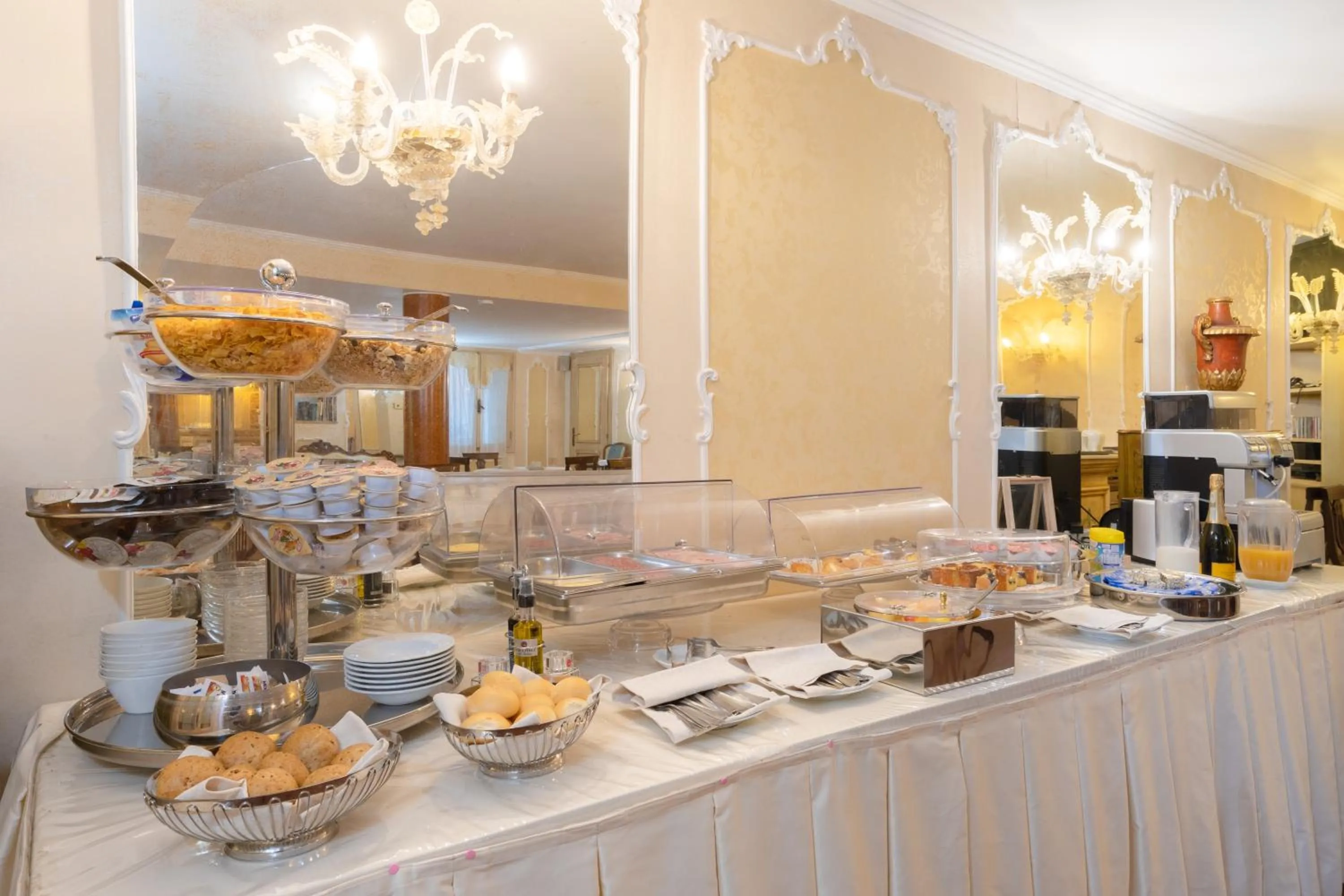 Buffet breakfast in Hotel San Giorgio
