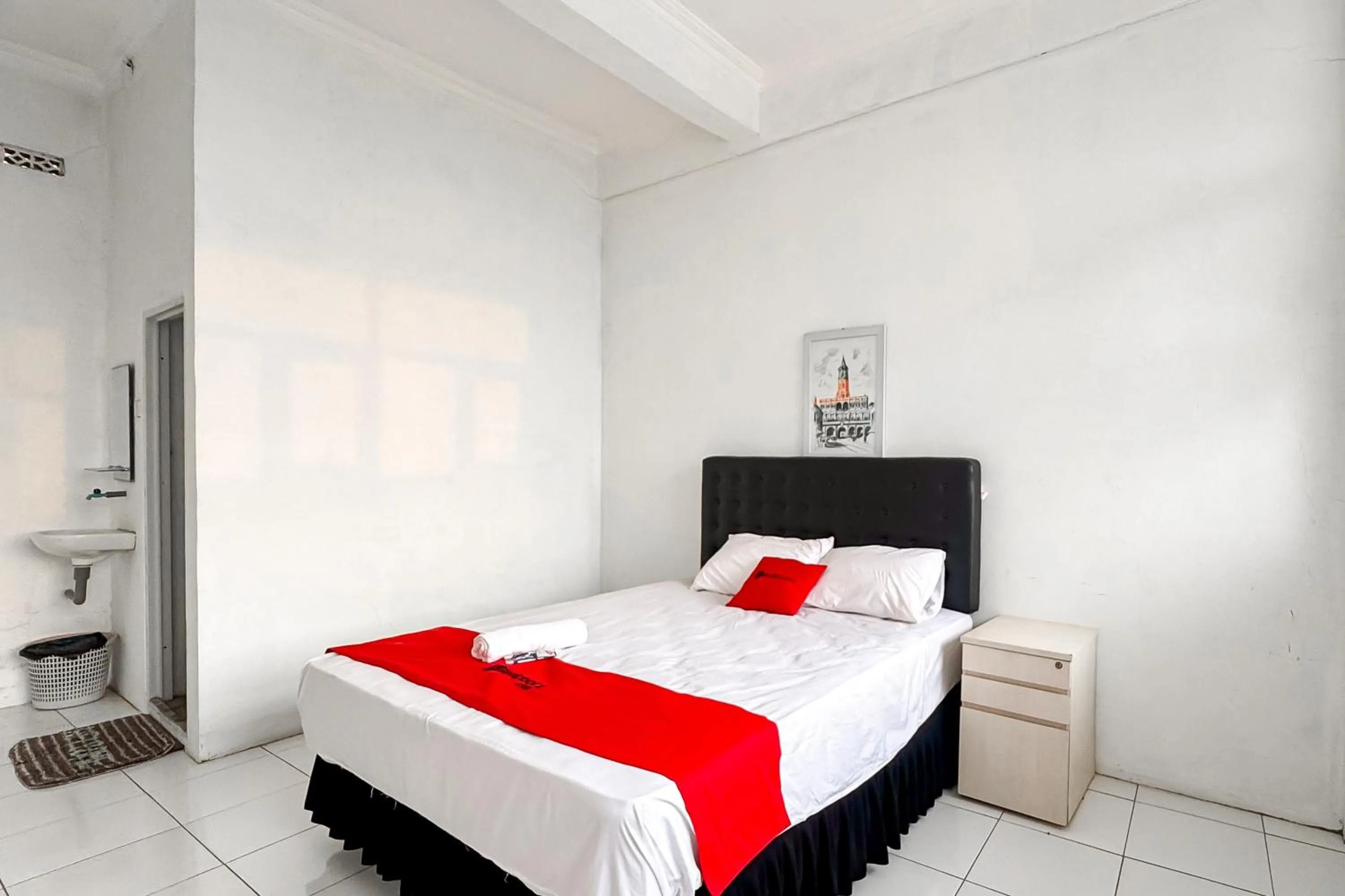 Bedroom, Bed in RedDoorz Syariah at Neu Hostel Cisarua Lembang