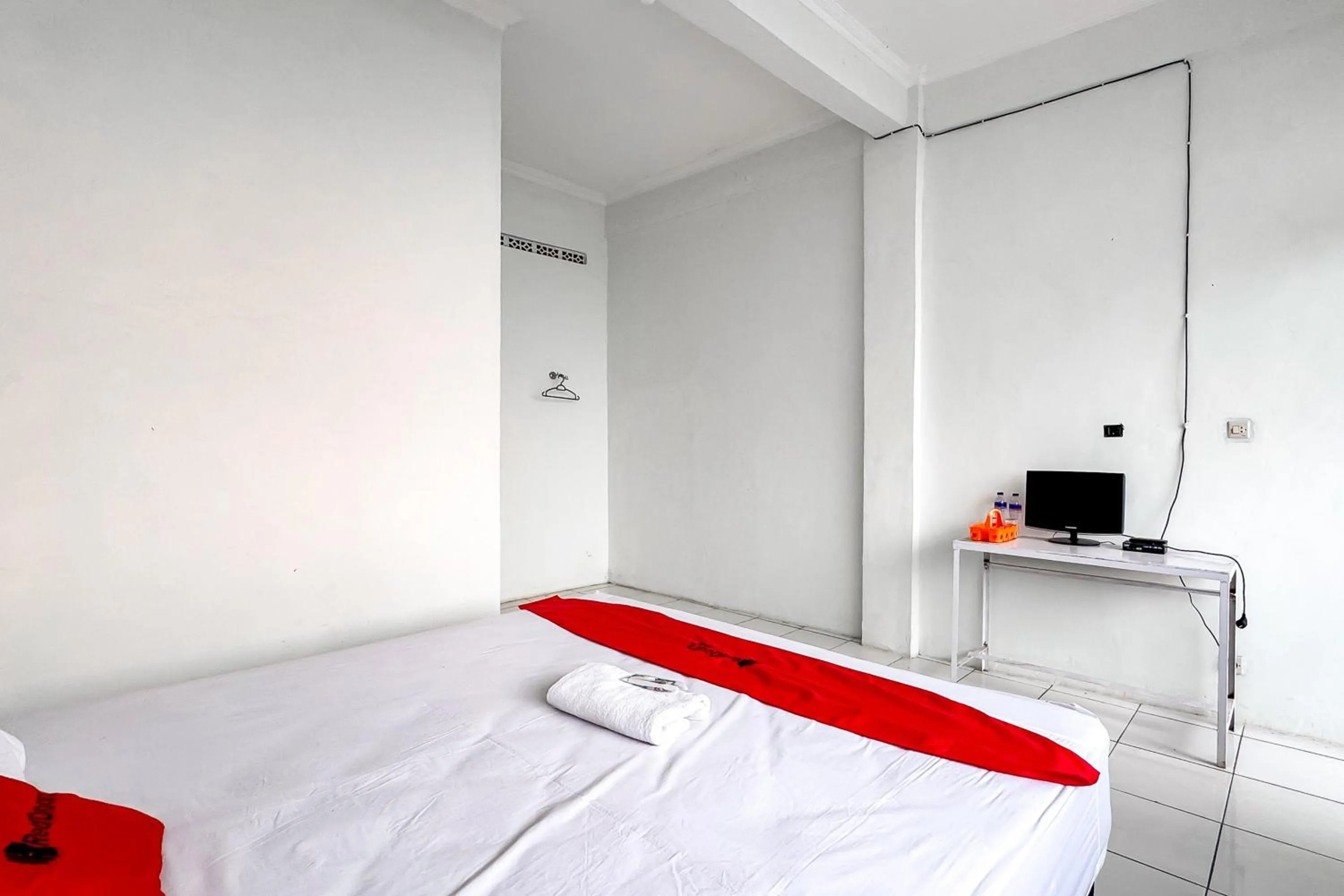 Bedroom, Bed in RedDoorz Syariah at Neu Hostel Cisarua Lembang