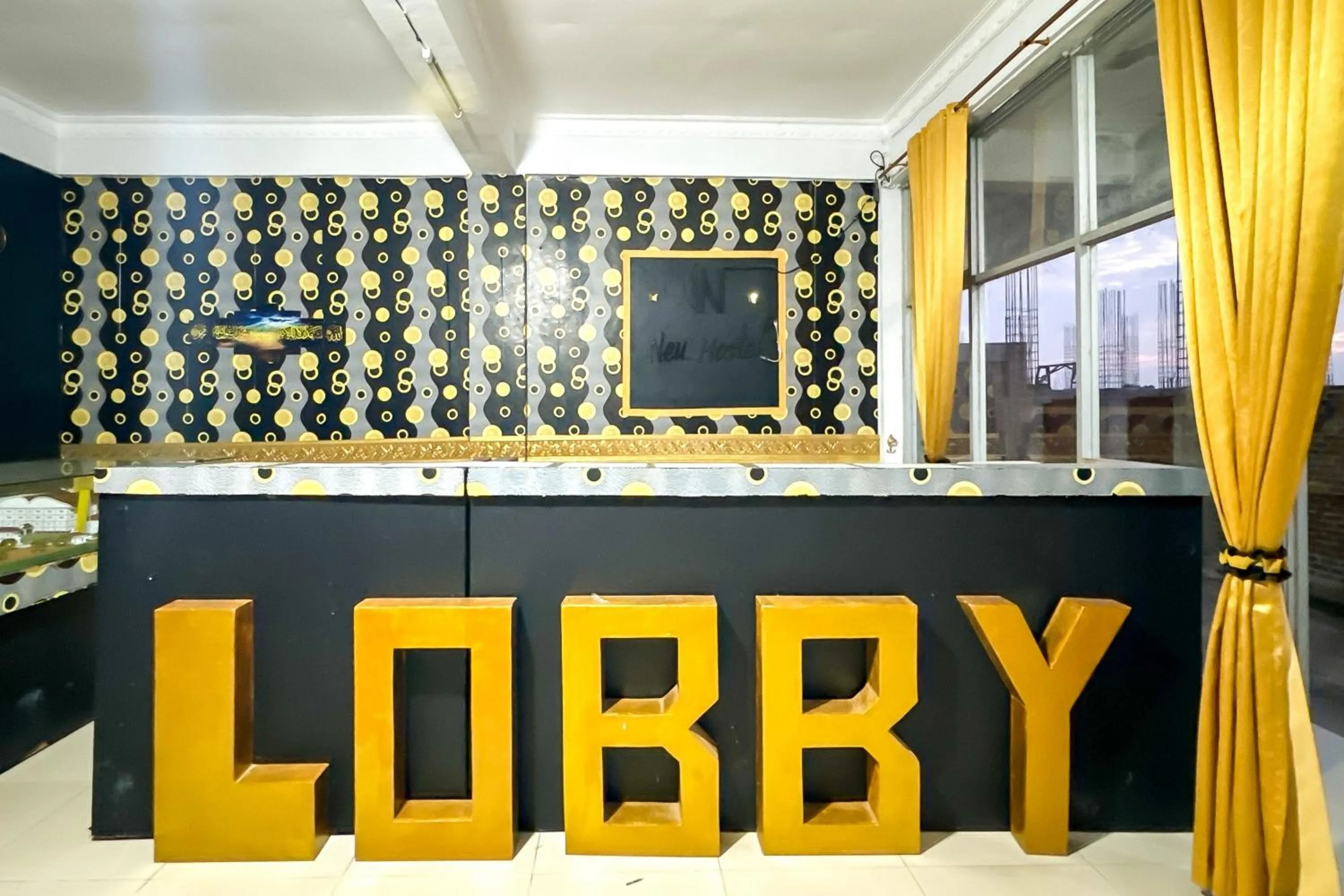 Lobby or reception in RedDoorz Syariah at Neu Hostel Cisarua Lembang