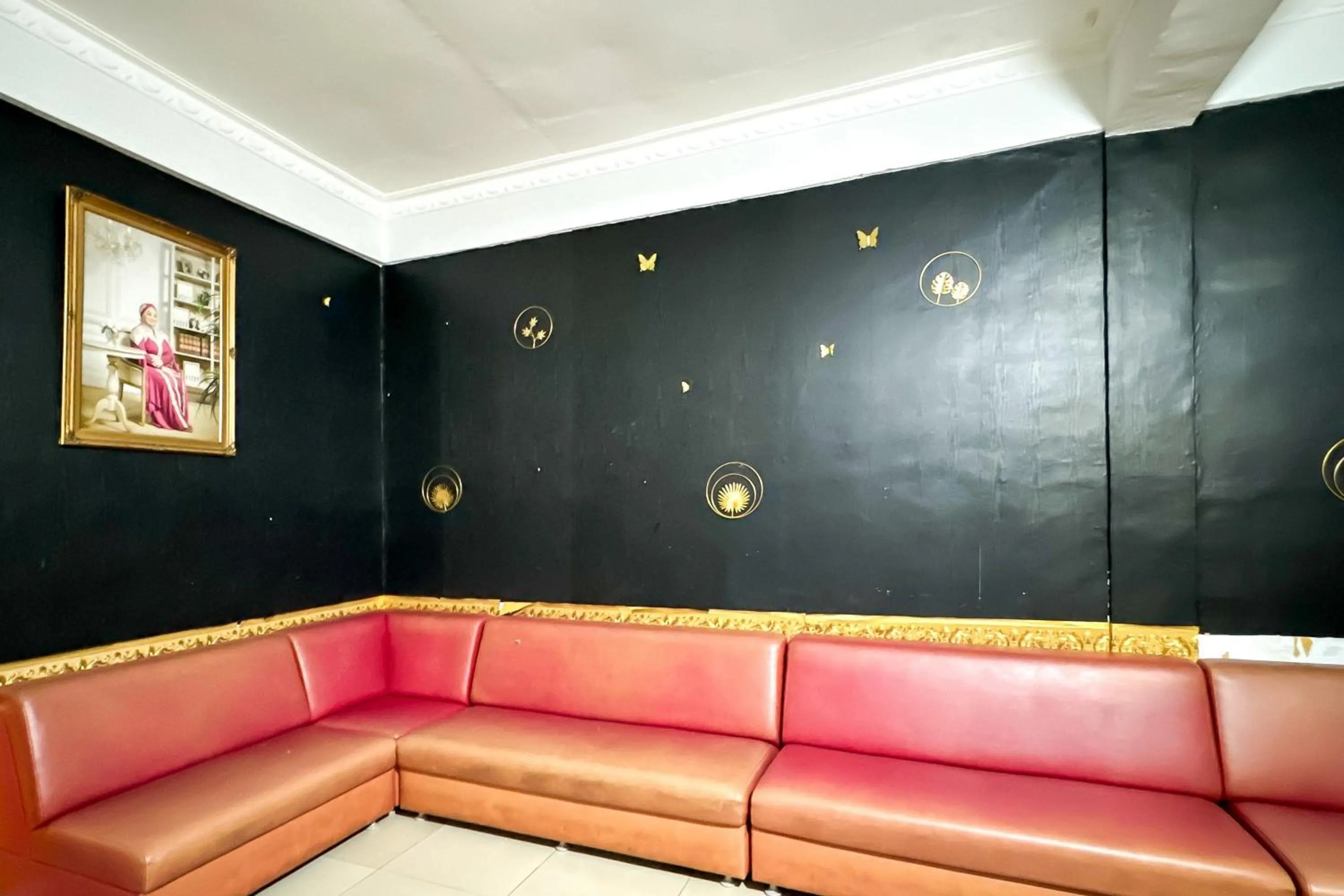 Seating area in RedDoorz Syariah at Neu Hostel Cisarua Lembang