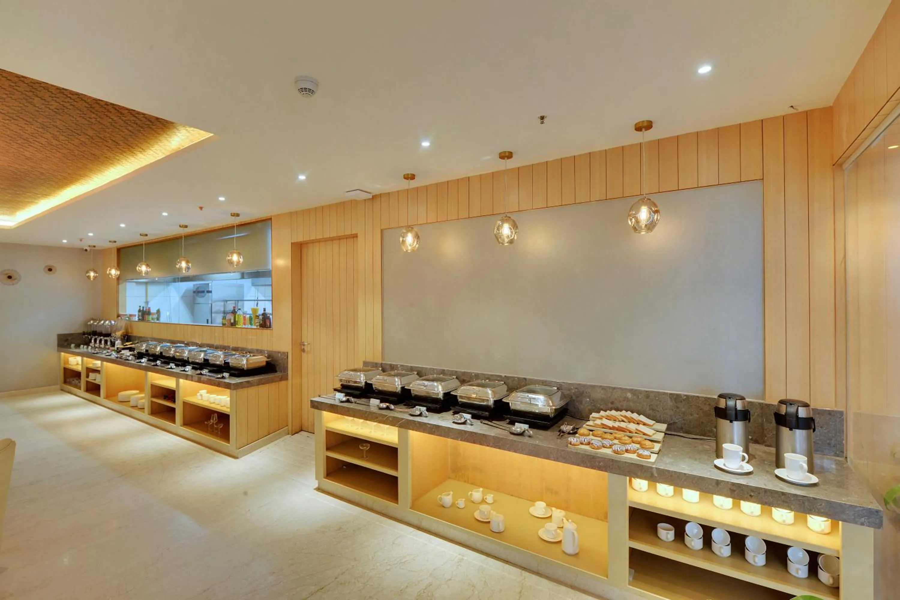 Restaurant/places to eat in Clarion Hotel Bangalore