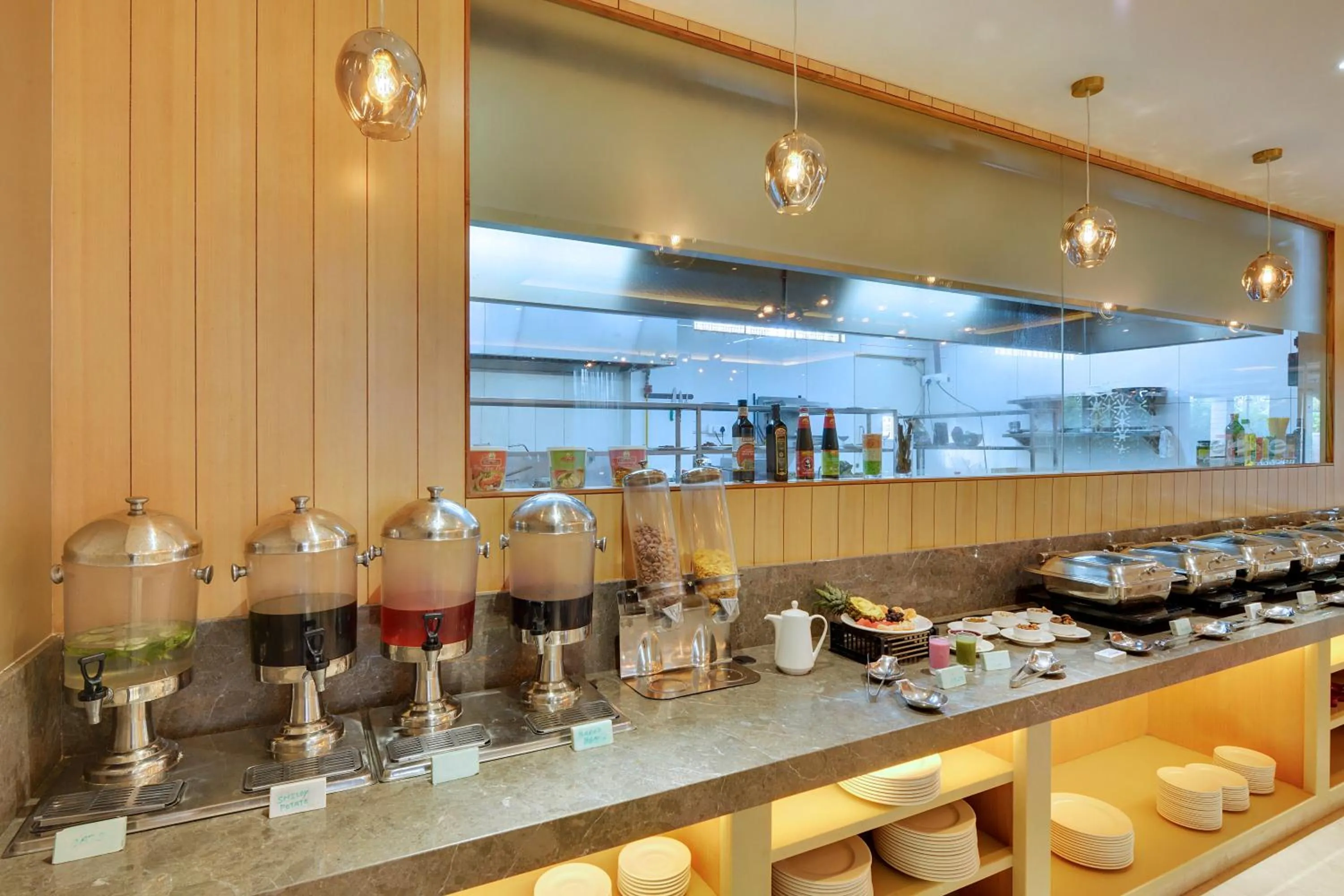 Restaurant/places to eat in Clarion Hotel Bangalore