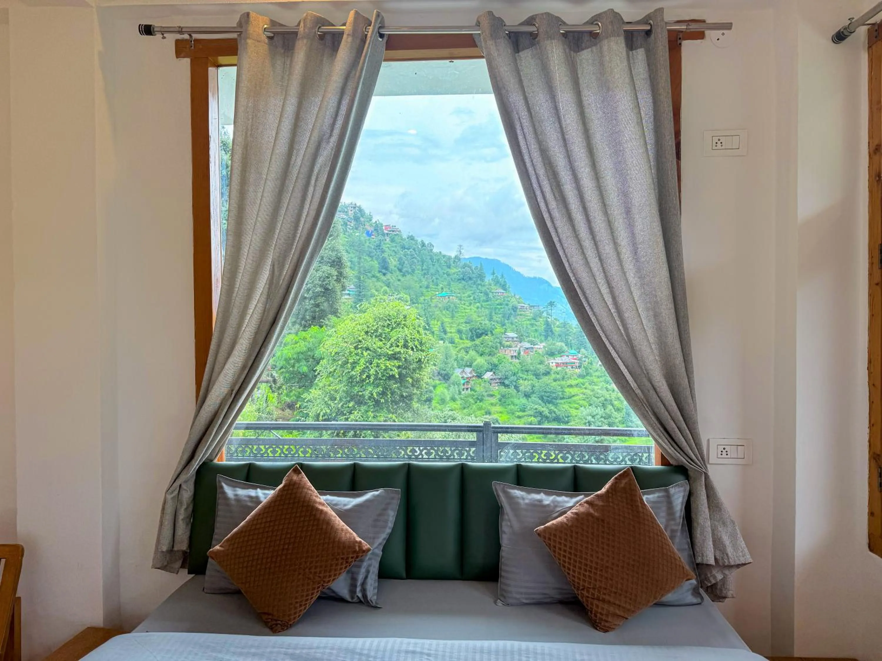 Bed in Young Monk Homestay Jibhi