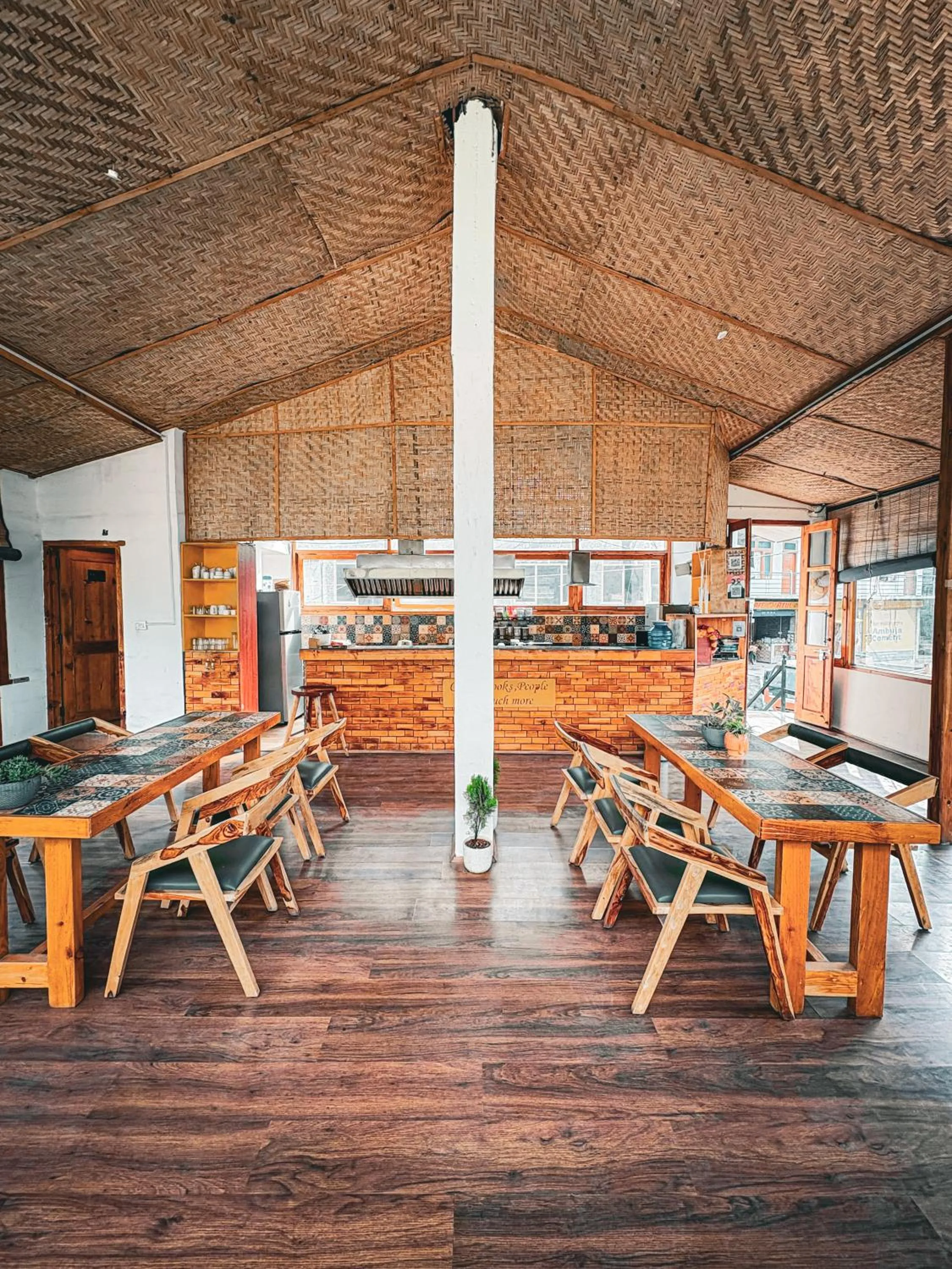 Restaurant/places to eat in Young Monk Homestay Jibhi
