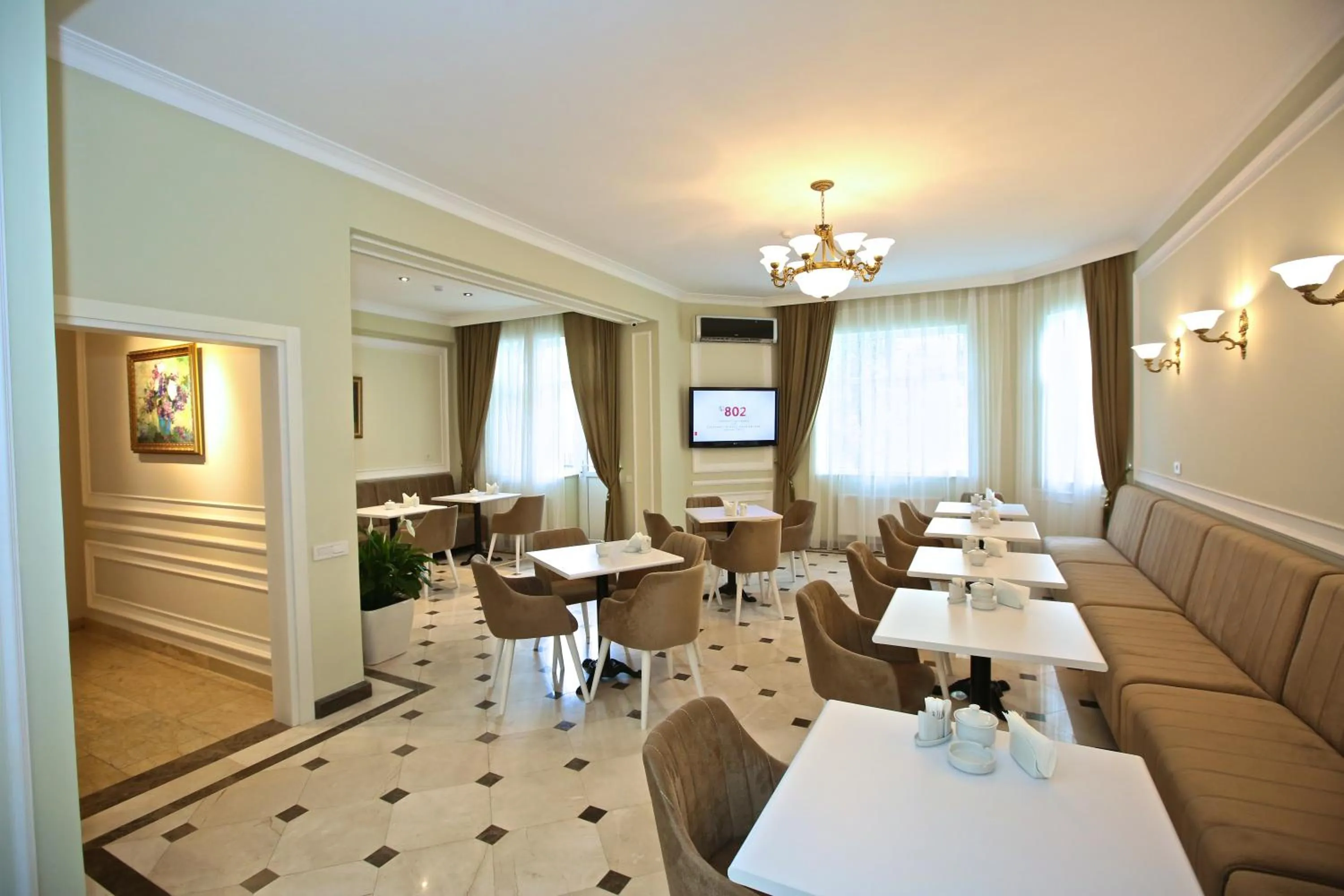 Restaurant/places to eat in Miraj Hotel