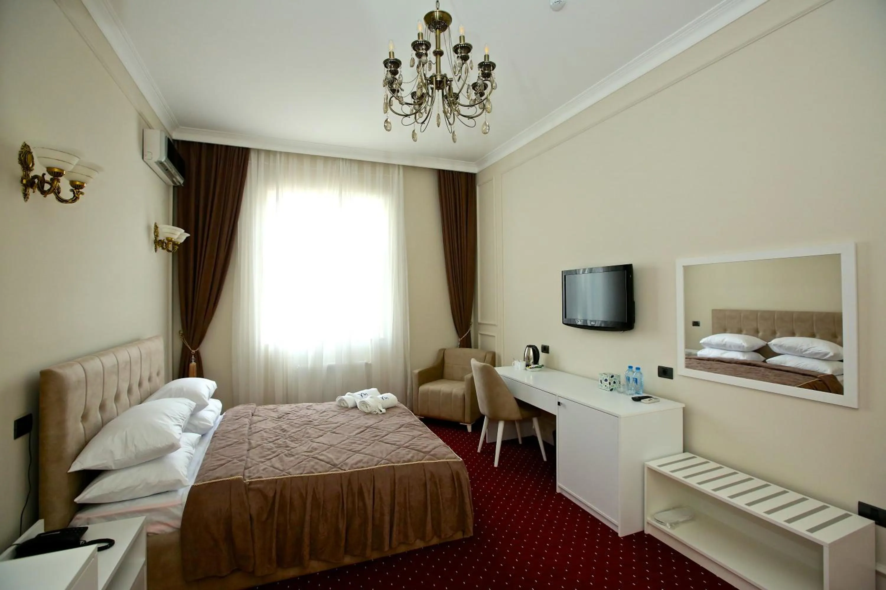 Communal lounge/ TV room, Bed in Miraj Hotel