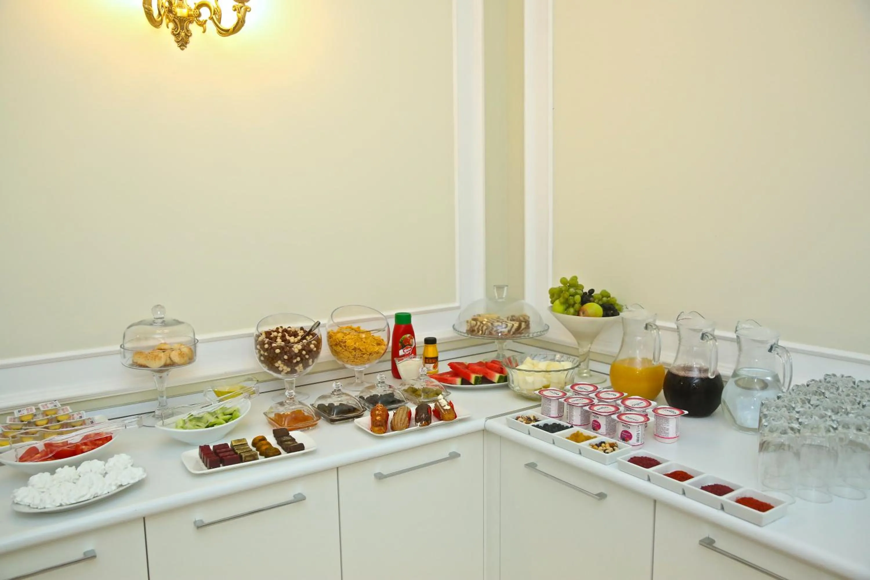 Food and drinks in Miraj Hotel