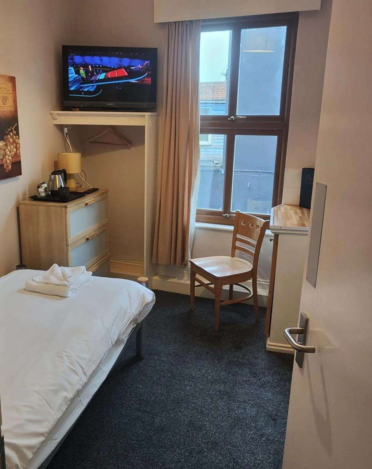 Bedroom, Bed in The Hoptimist