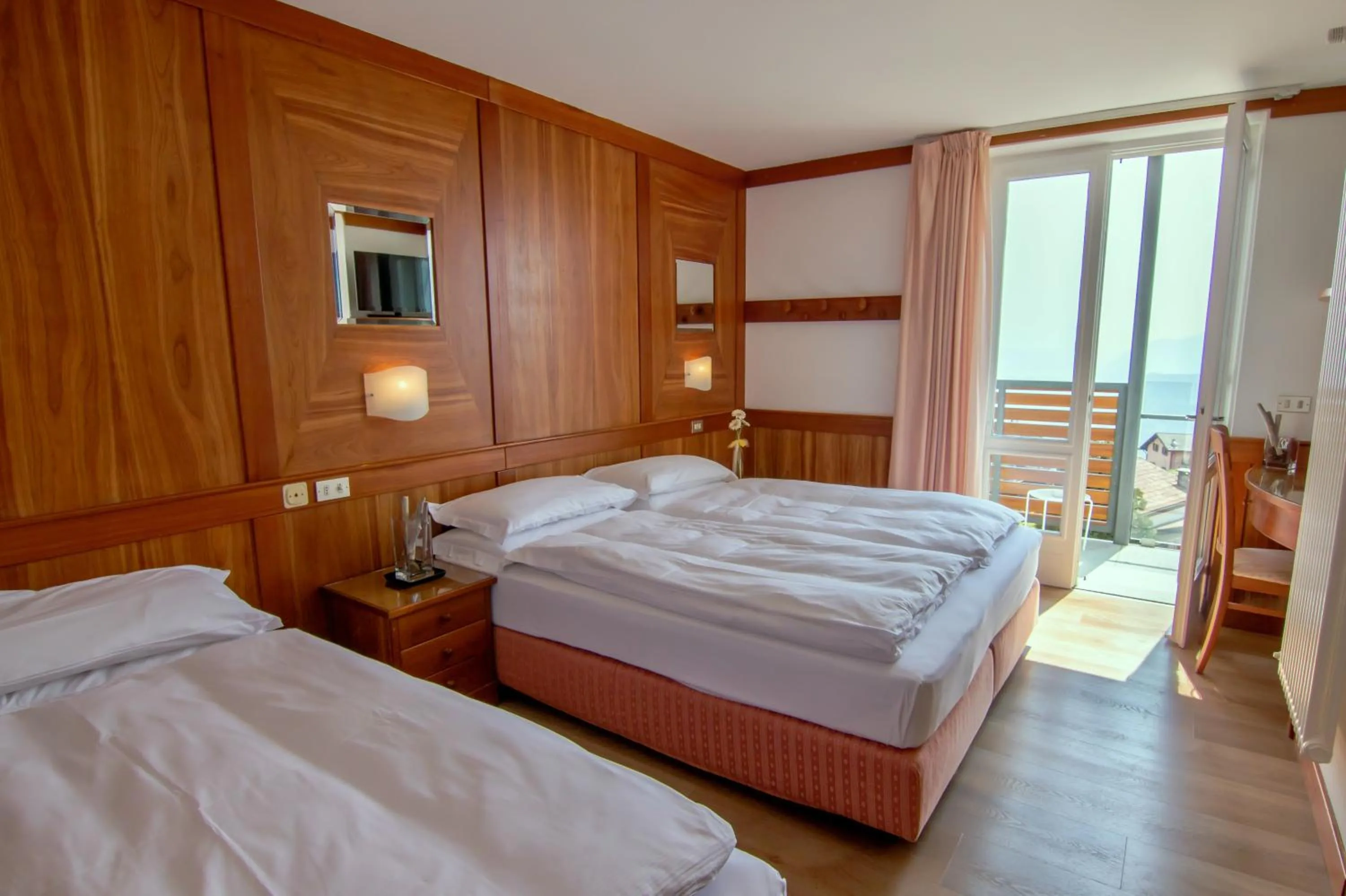 Photo of the whole room, Bed in Hotel Miralago