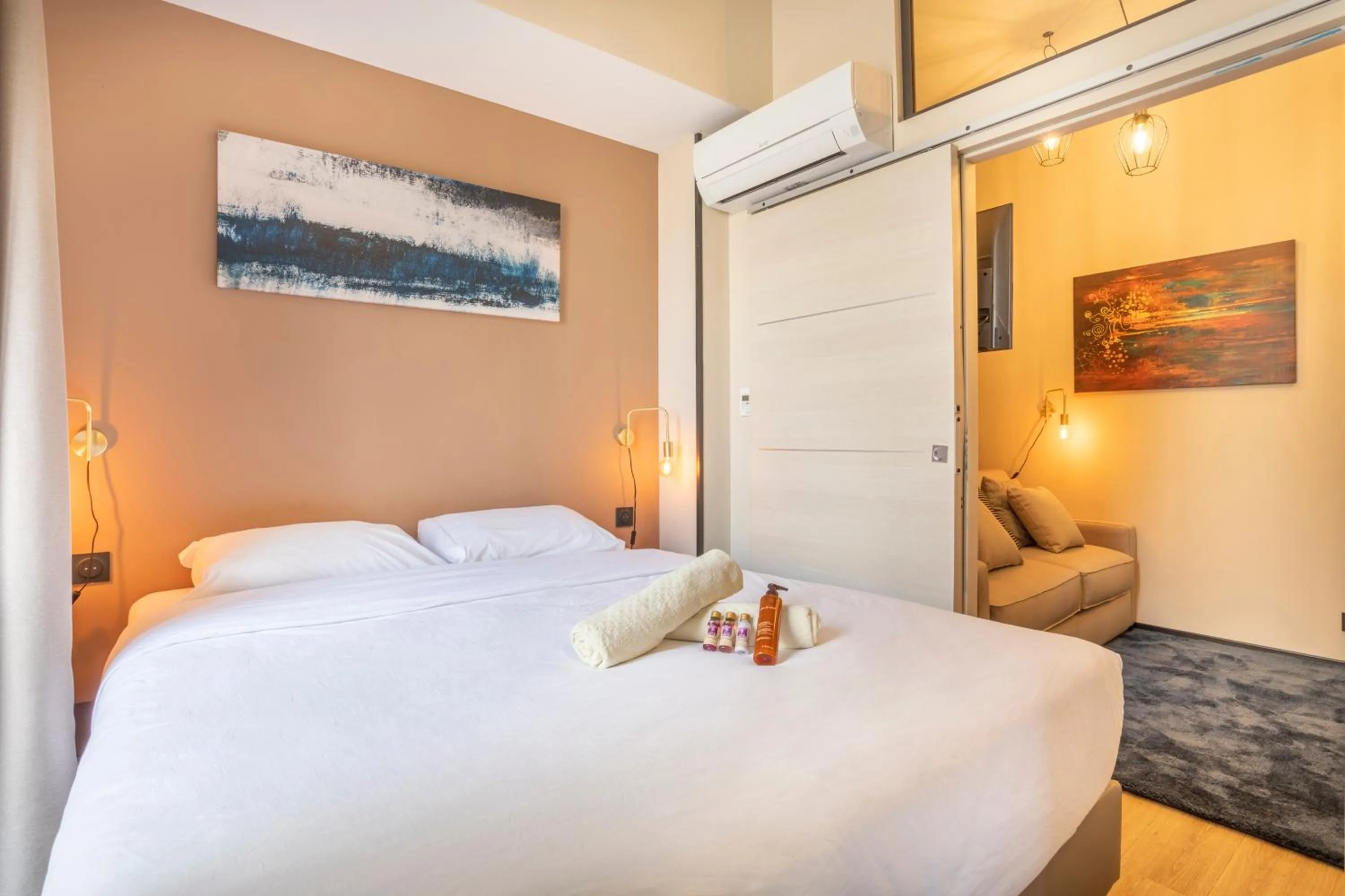 Photo of the whole room, Bed in ADIRA Résid'Marseille Vieux-port 2 étoiles