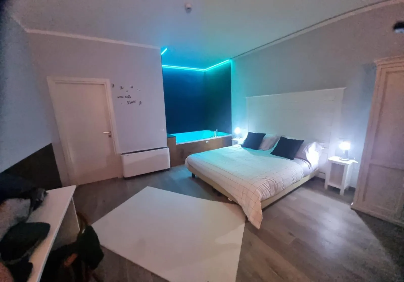 Hot Tub, Bed in Boutique Relais Villa Sofia