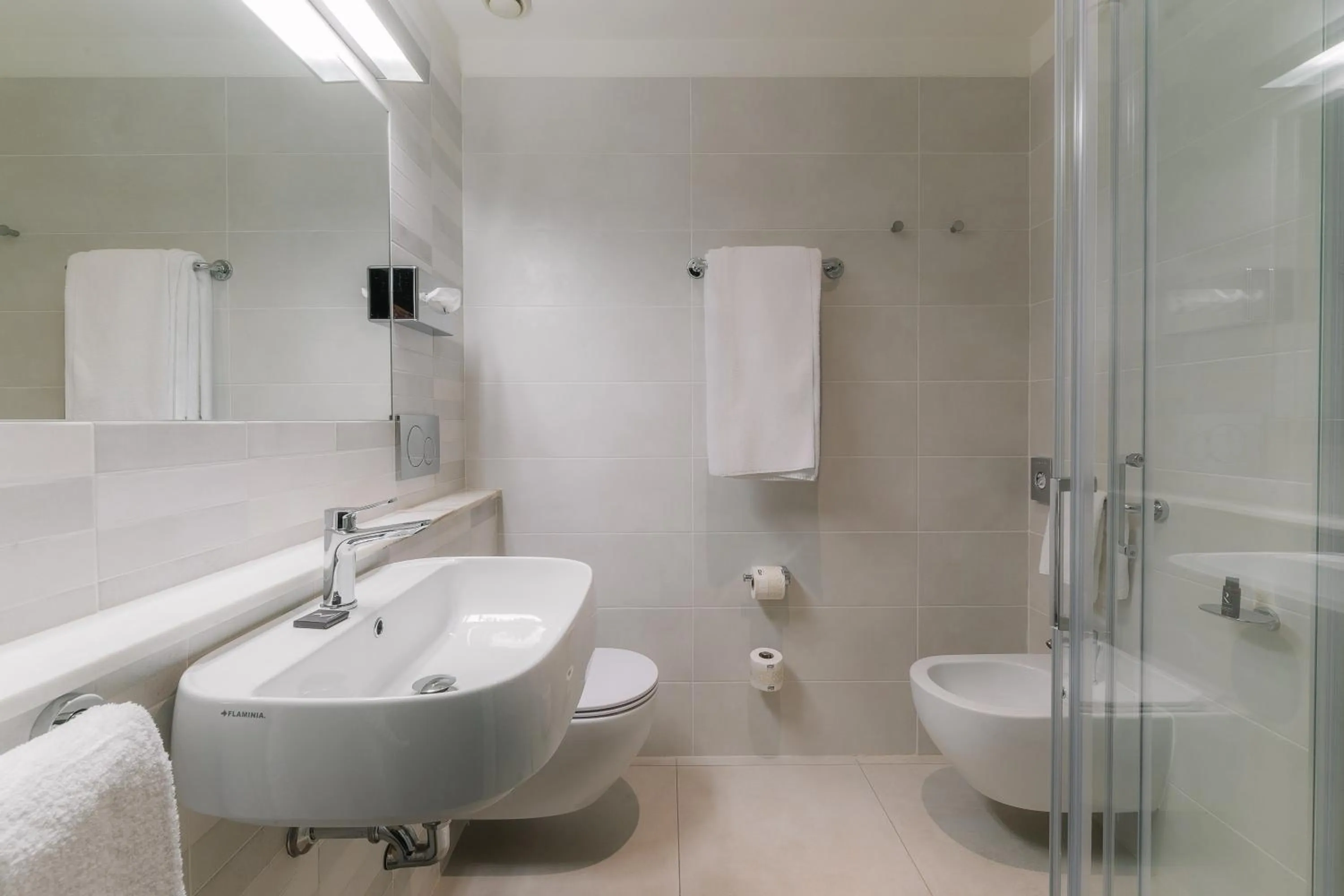 Bathroom in Smart Hotel King, by R Collection Hotels