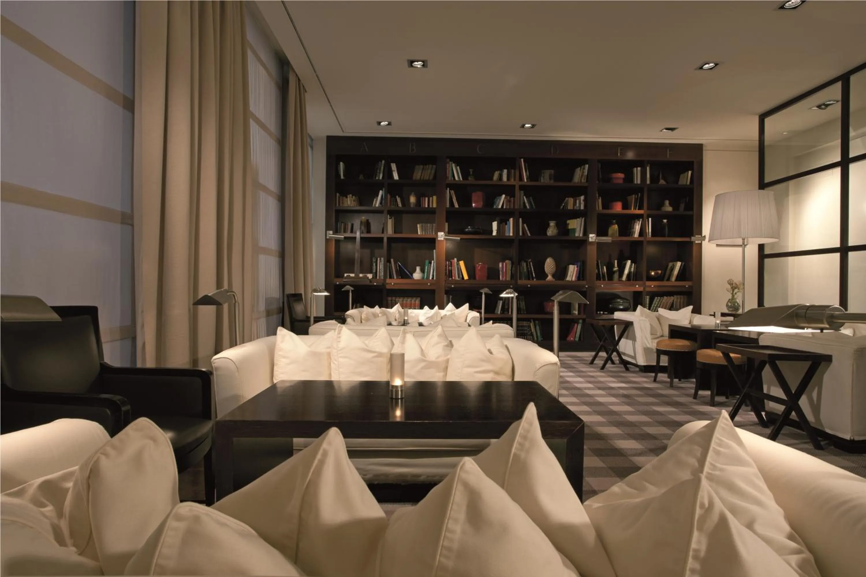 Library in Gallery Hotel Art - Lungarno Collection