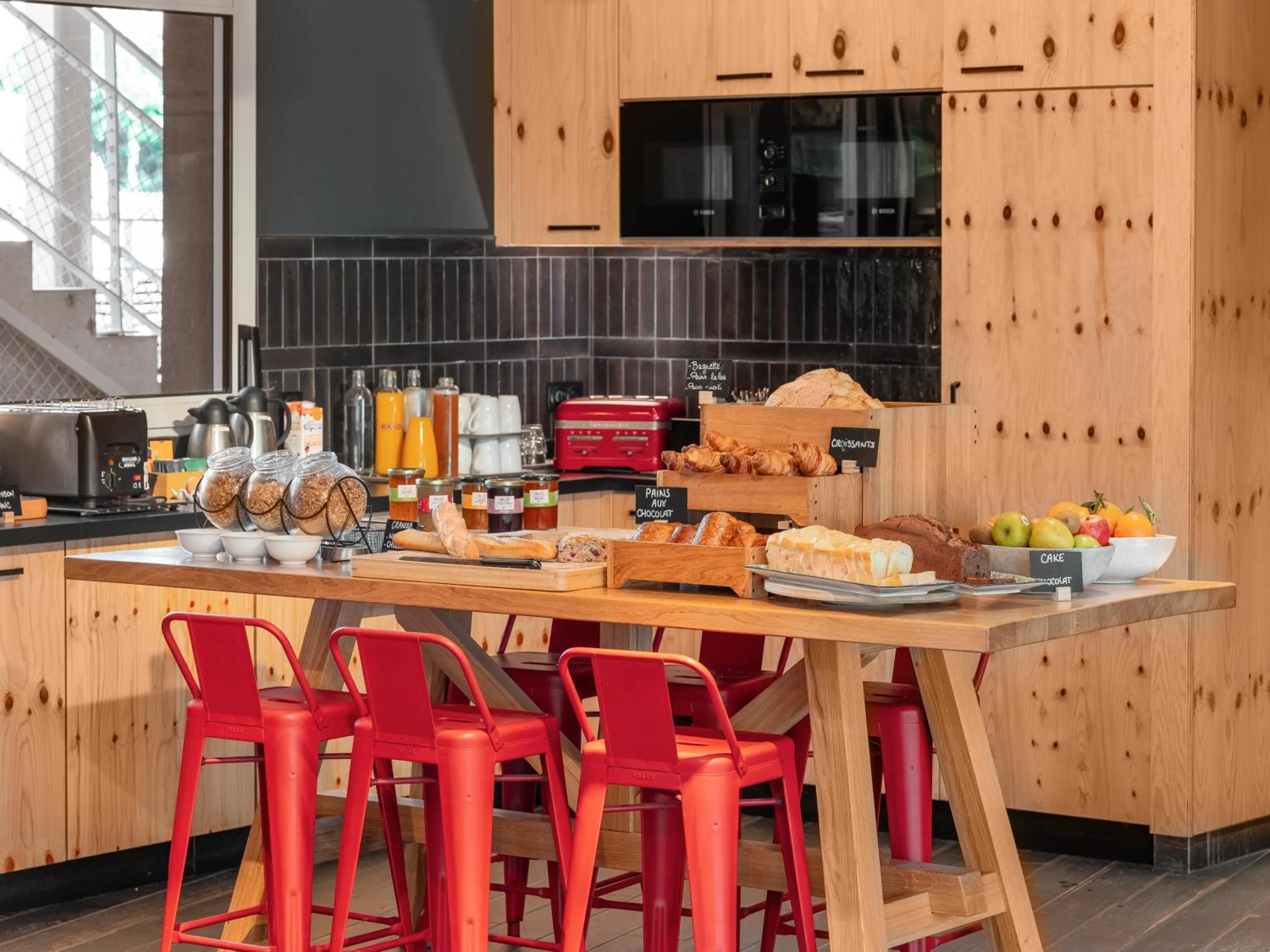 Food and drinks in Eklo Hotels Paris Roissy CDG Airport