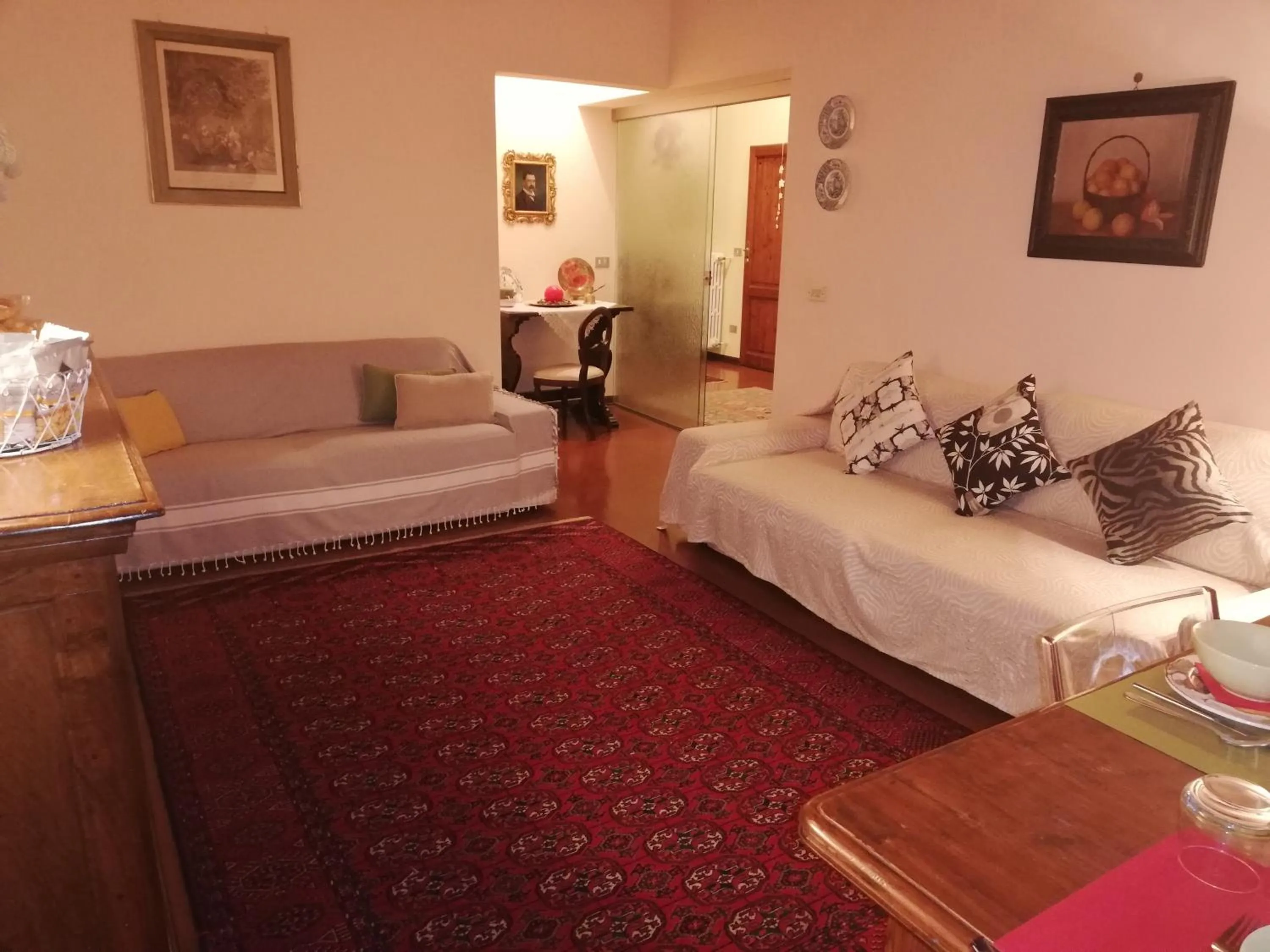 Living room, Bed in La Rosa Townhouse