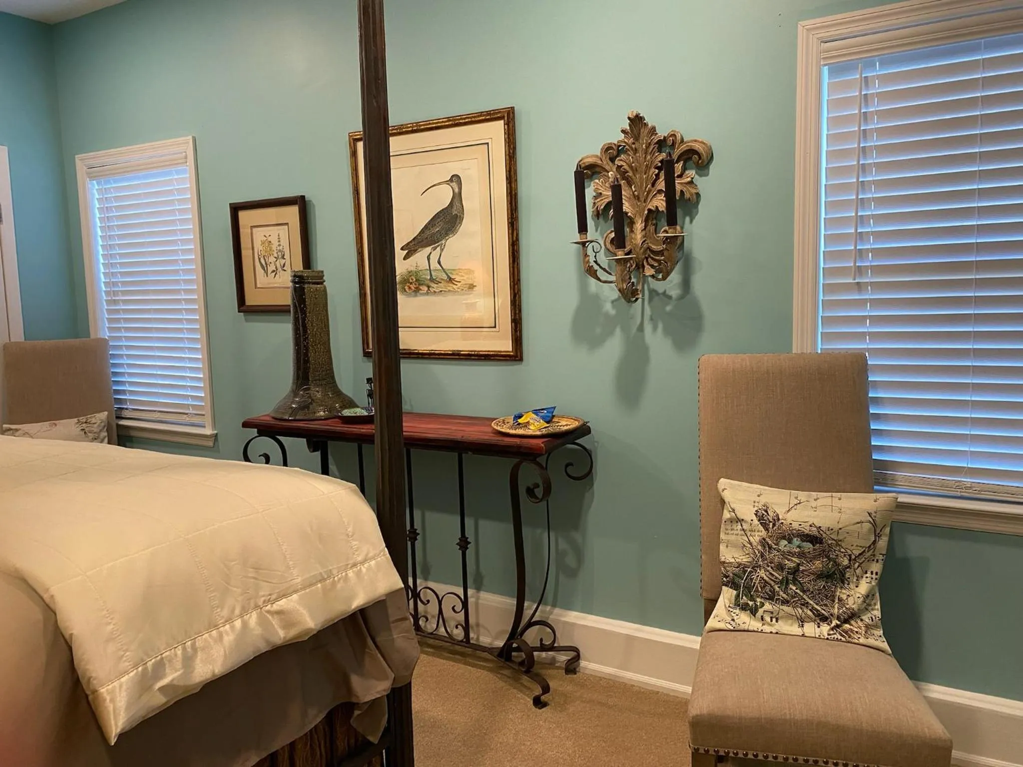 Bed in The Birdnest Inn