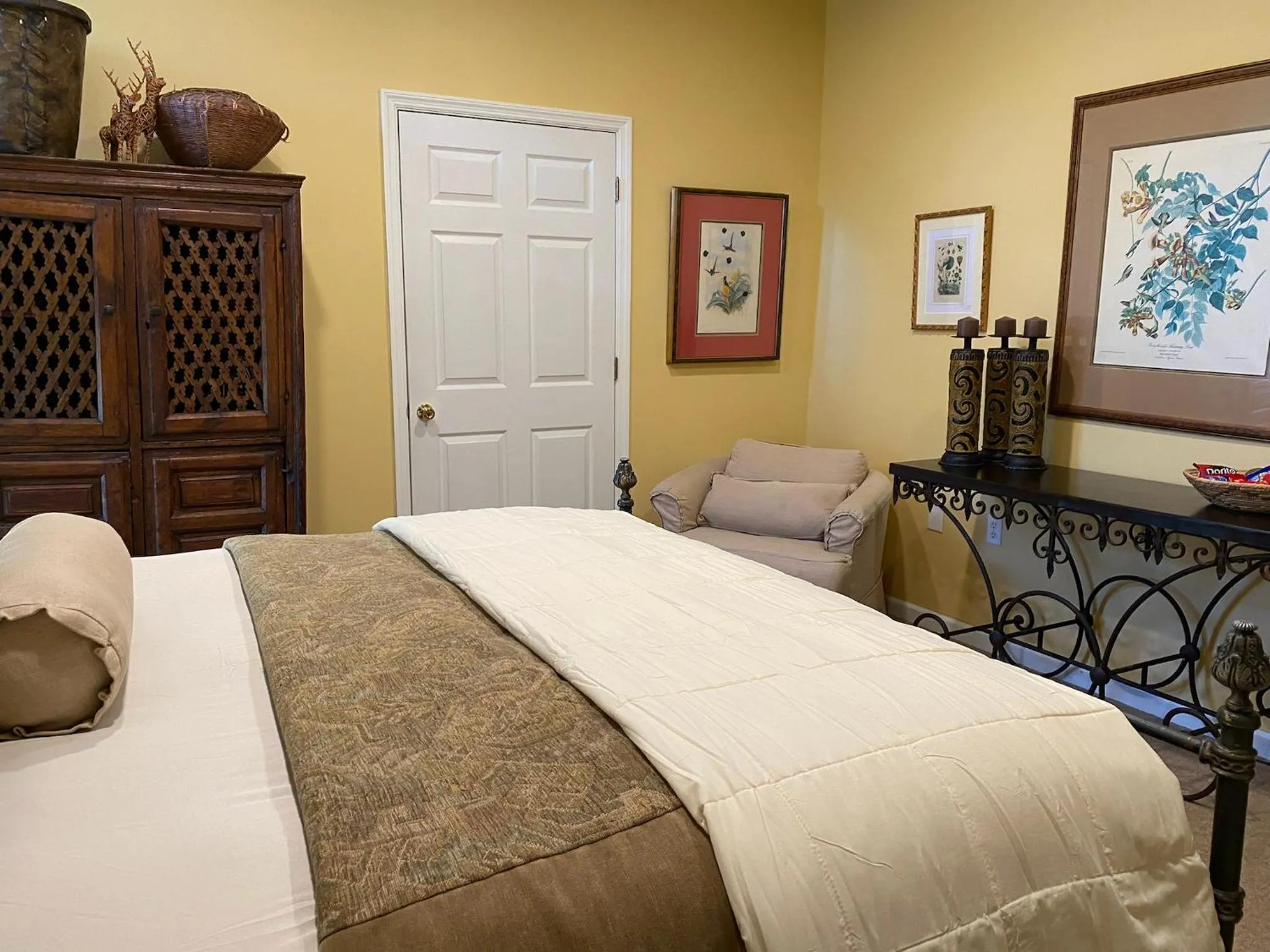 Bed in The Birdnest Inn