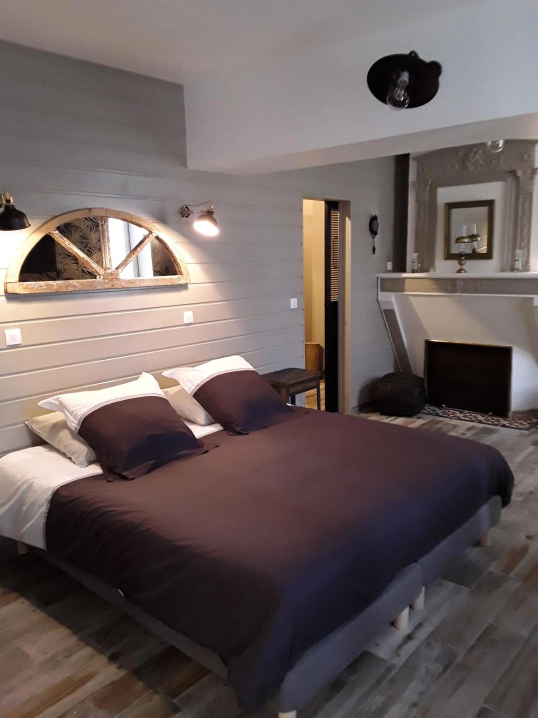 Photo of the whole room, Bed in La Girondine