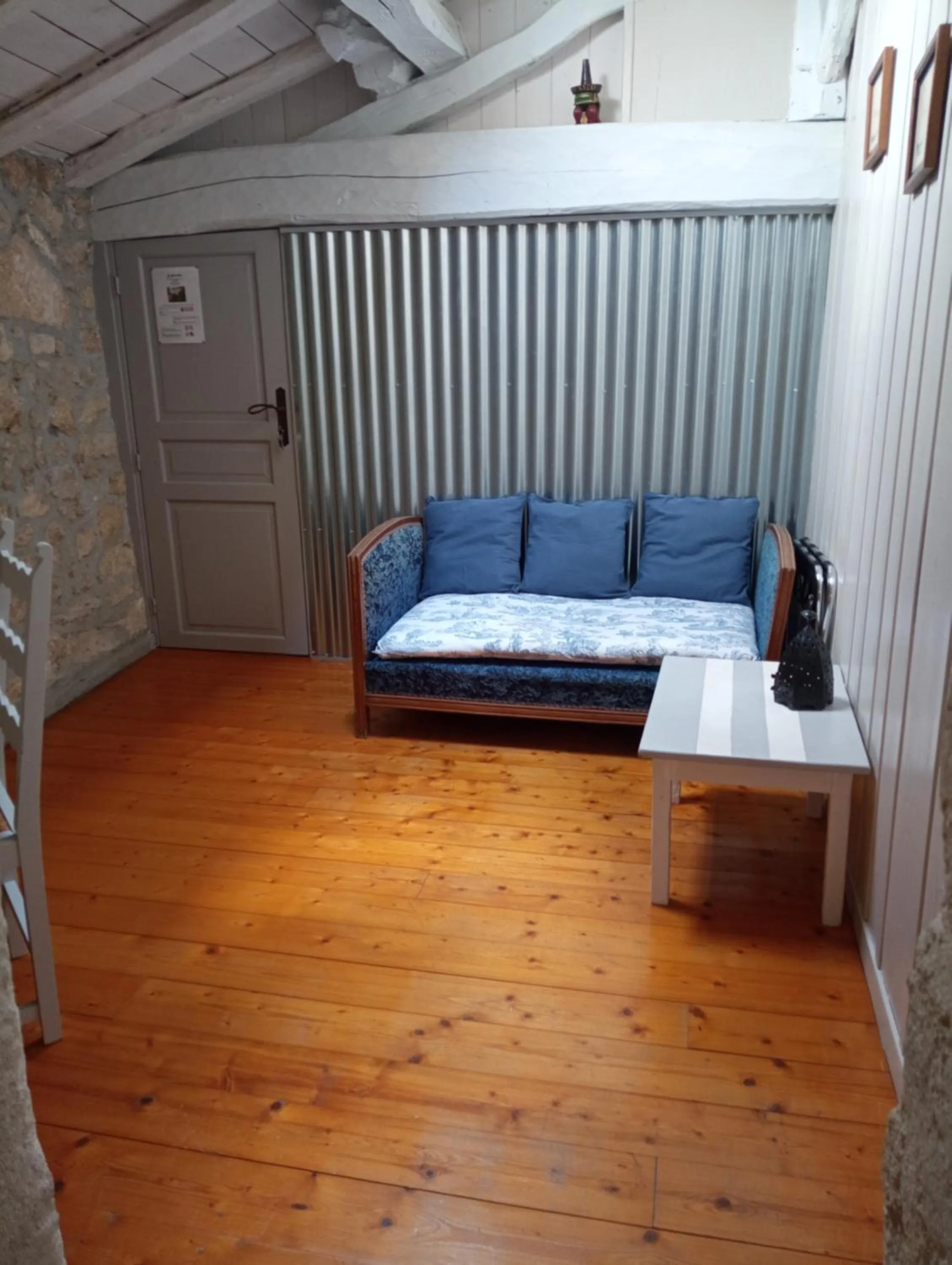 Seating area, Bed in La Girondine