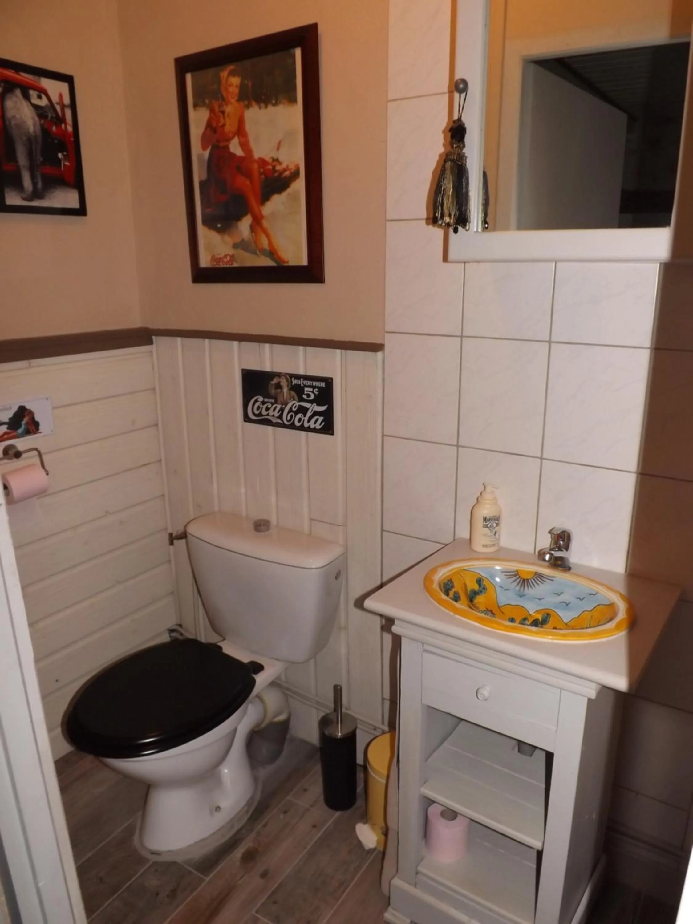 Toilet in La Girondine