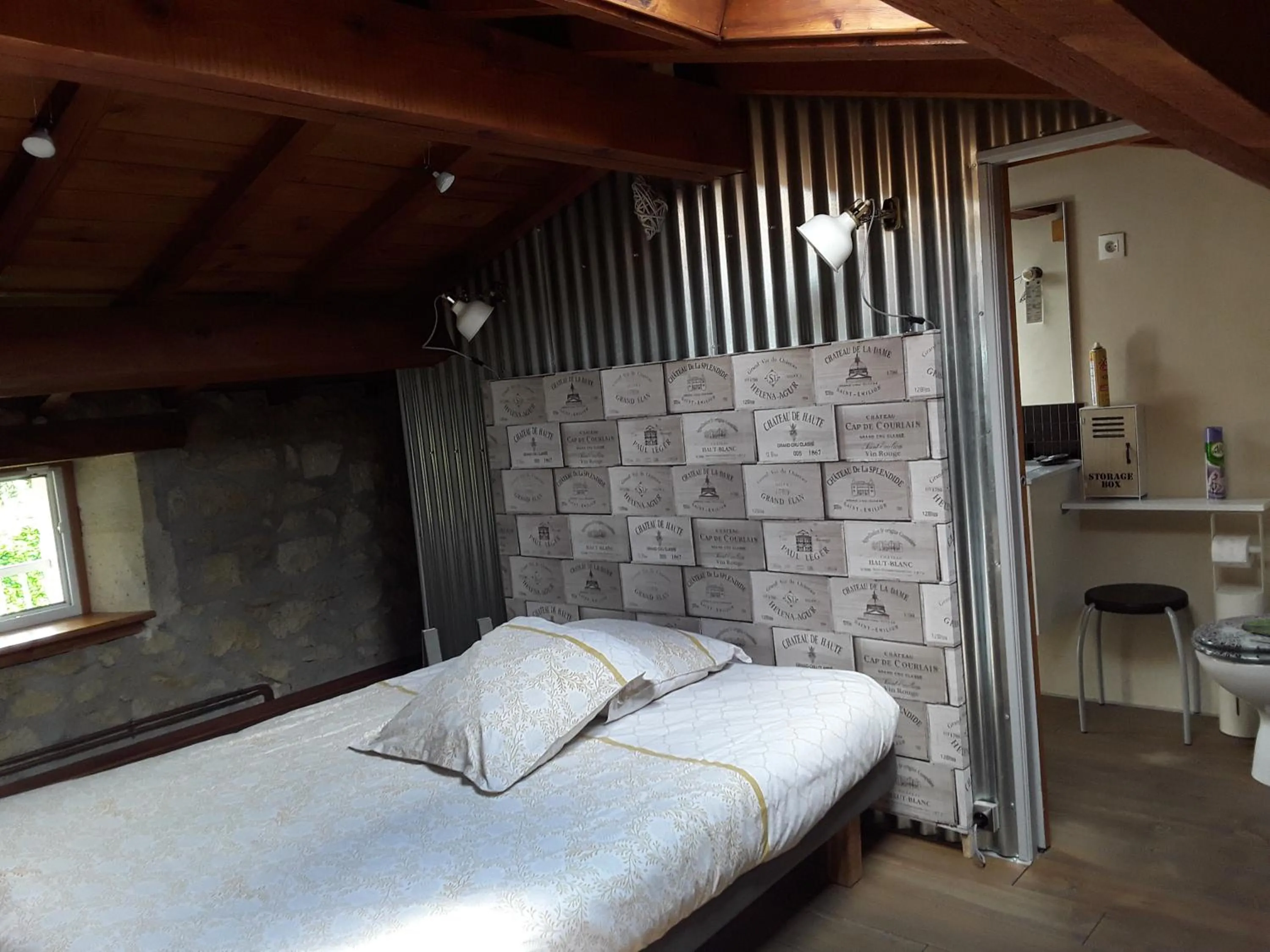 Photo of the whole room, Bed in La Girondine