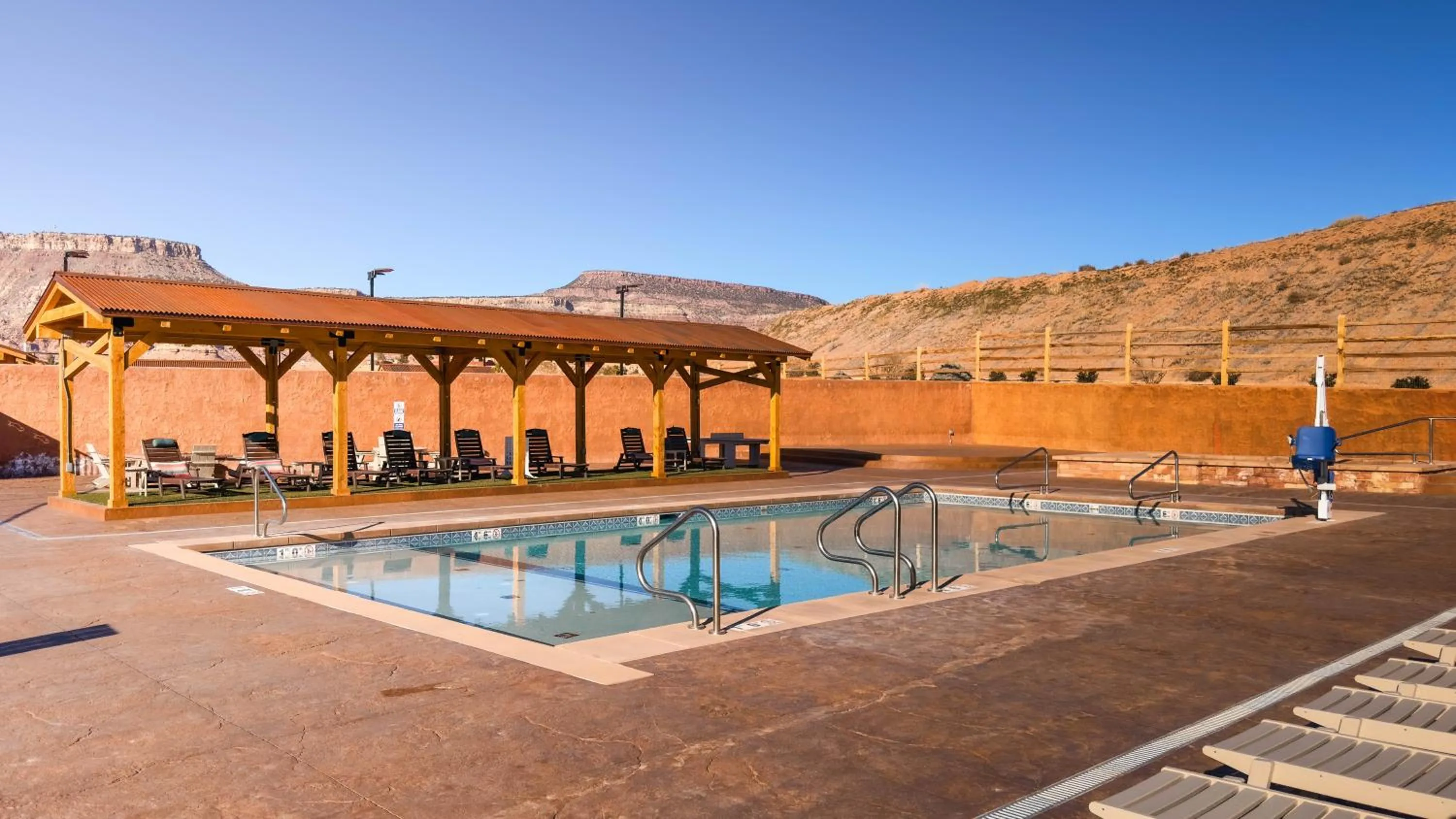 Queen Suite with Spa Bath in Zion White Bison Glamping & RV Resort