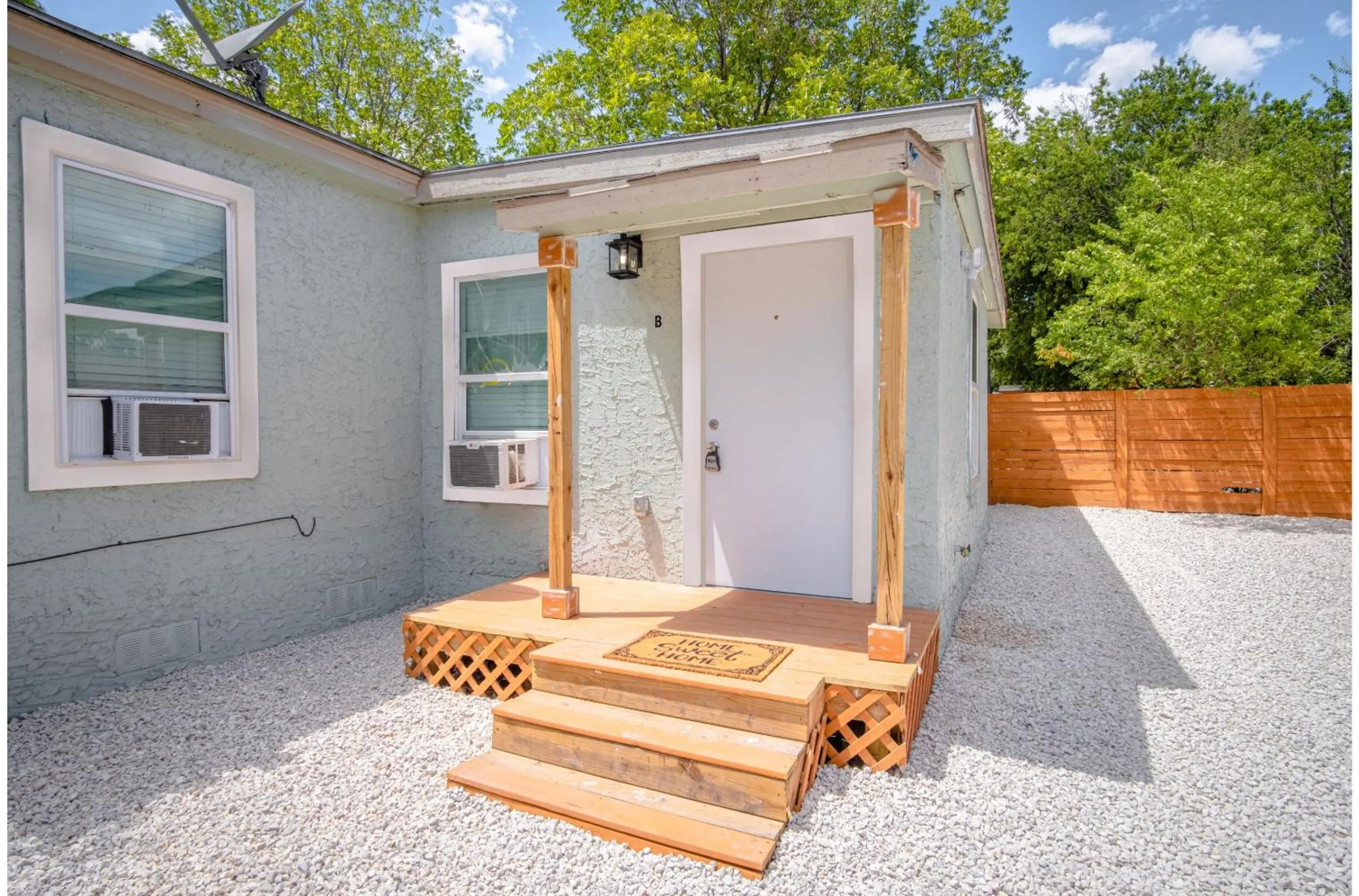 Property building in Cozy and Lovely 2BR 1BA Apt#B Near Lively Downtown