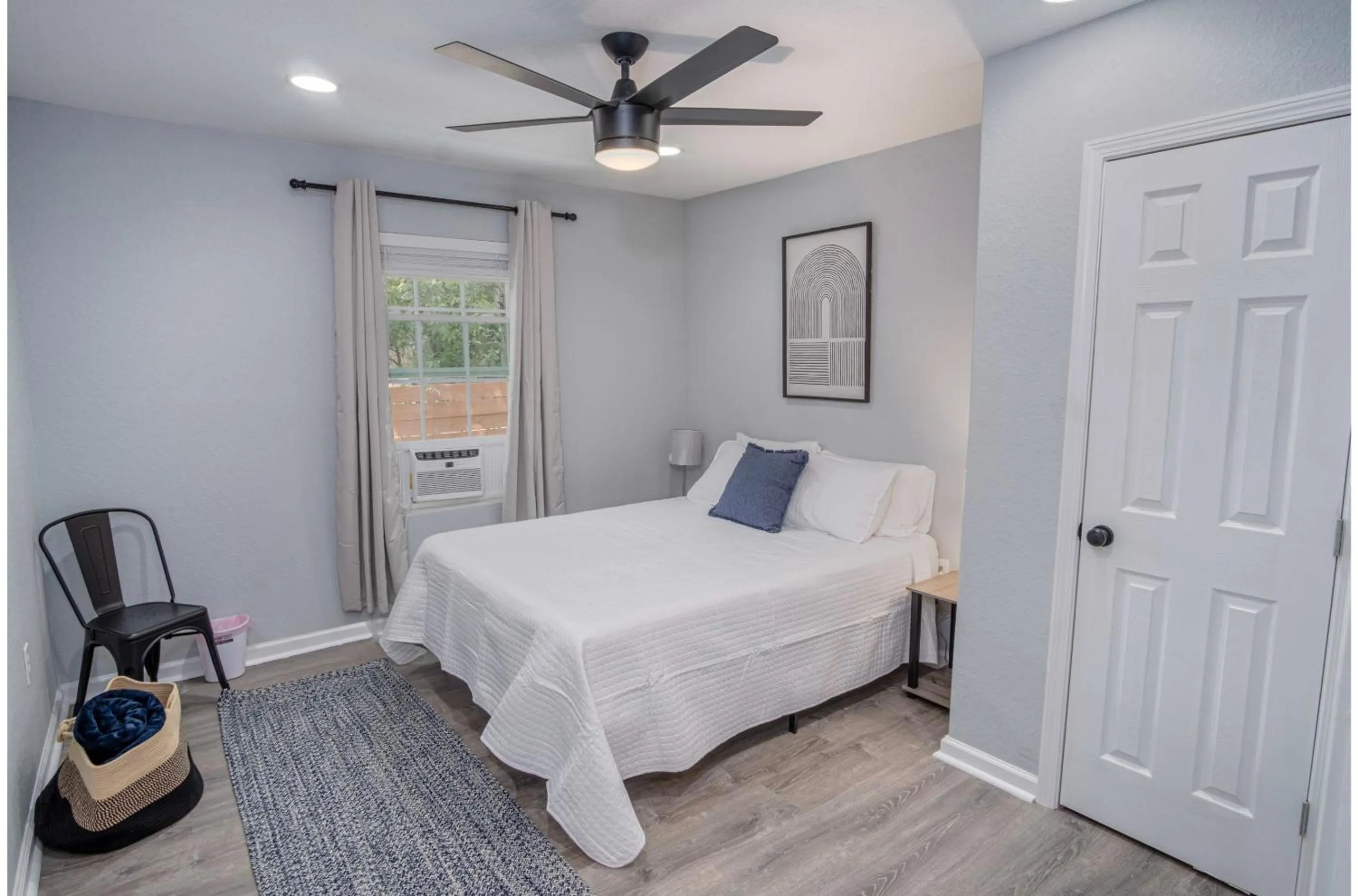 Bed in Cozy and Lovely 2BR 1BA Apt#B Near Lively Downtown