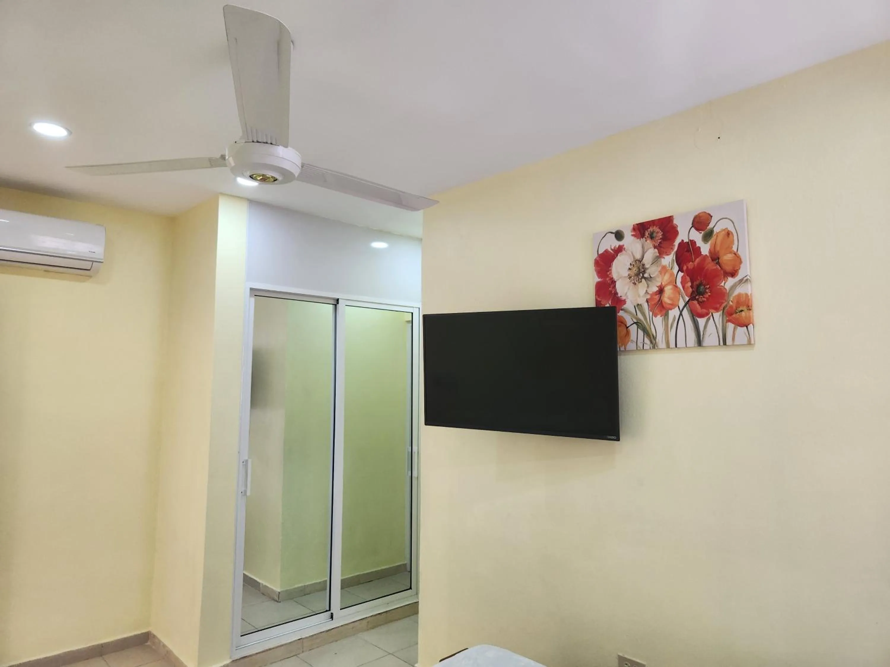 TV and multimedia in Apartamentos Melya cerca de la Playa Caleta