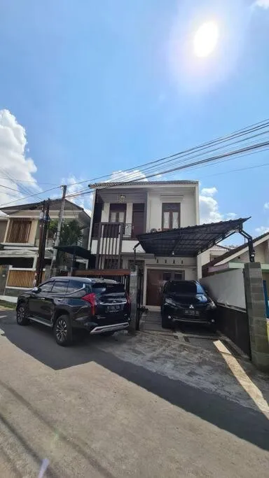 Property building in Oemah Wisata RinginSari -Full House, 5 Bed Rooms-