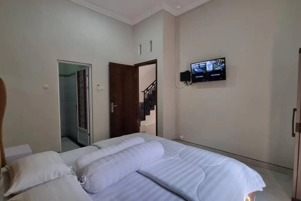 Communal lounge/ TV room in Oemah Wisata RinginSari -Full House, 5 Bed Rooms-