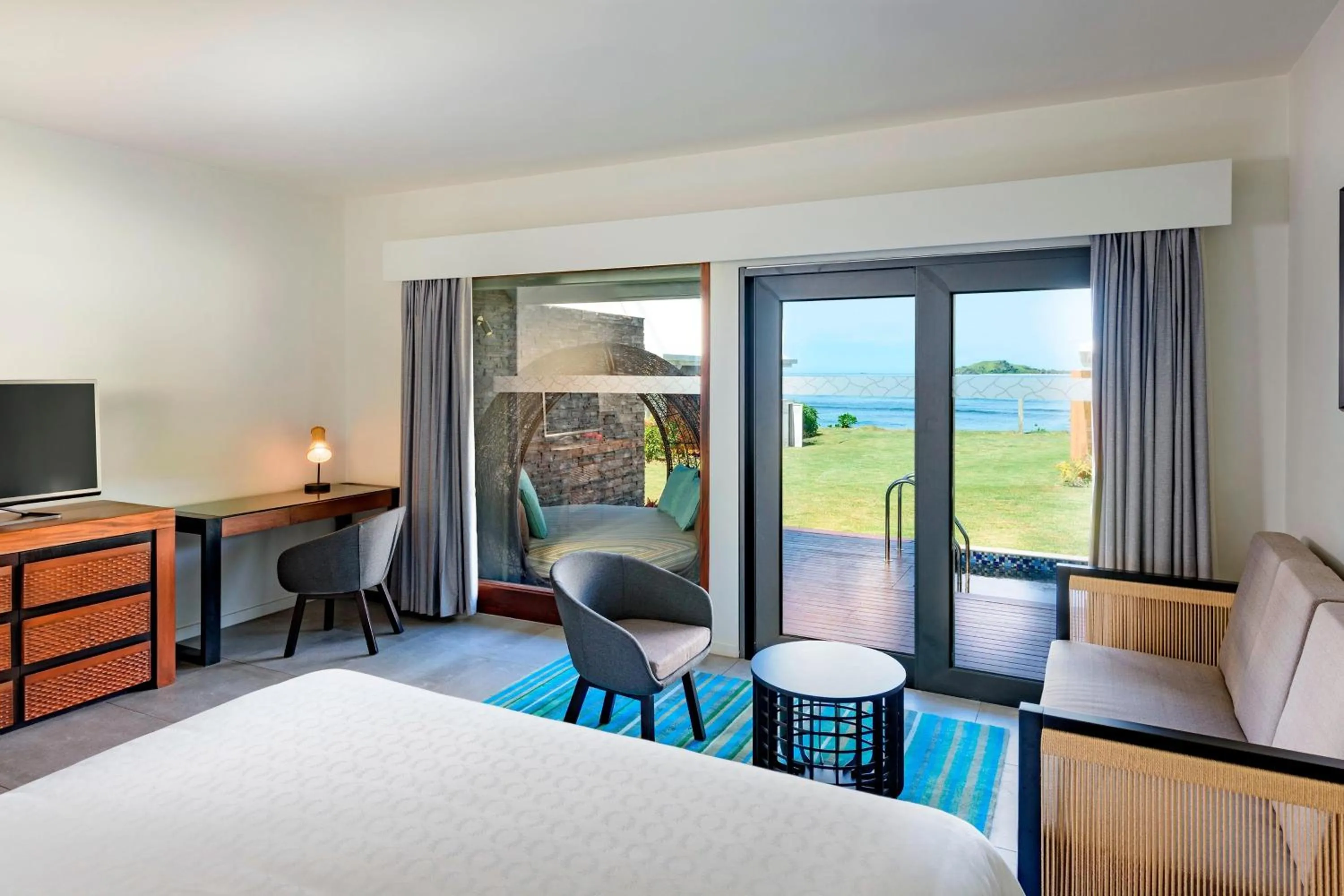 Swimming pool, Bed in Sheraton Resort & Spa, Tokoriki Island, Fiji