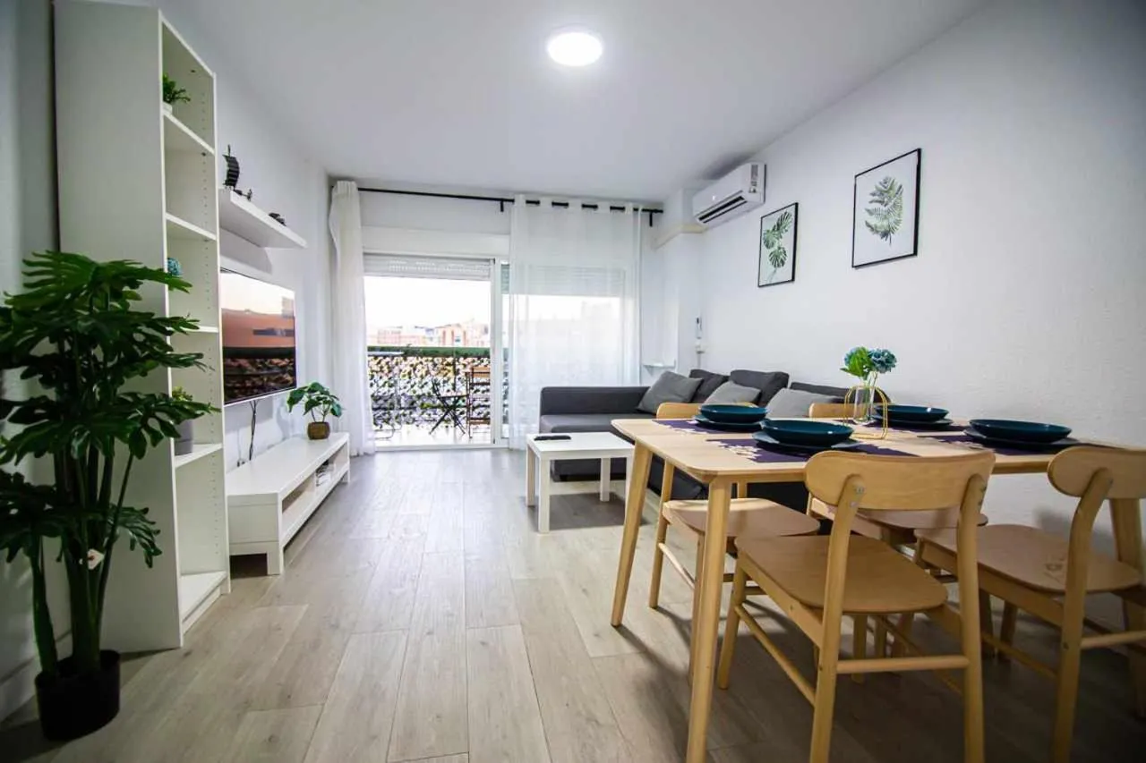 Apartamento con balcón cerca María Zambrano