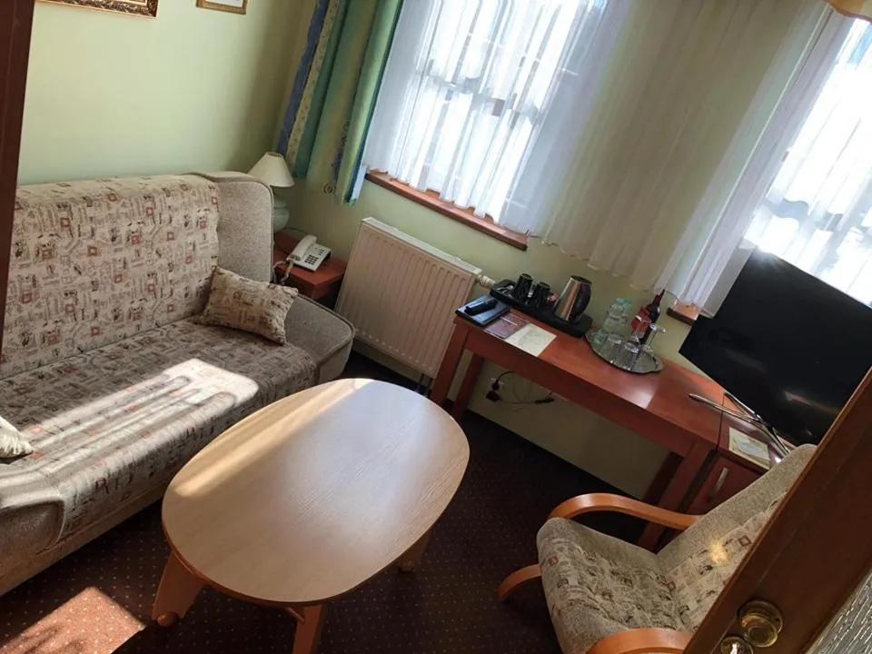 Communal lounge/ TV room in Hotel Restauracja Podzamcze