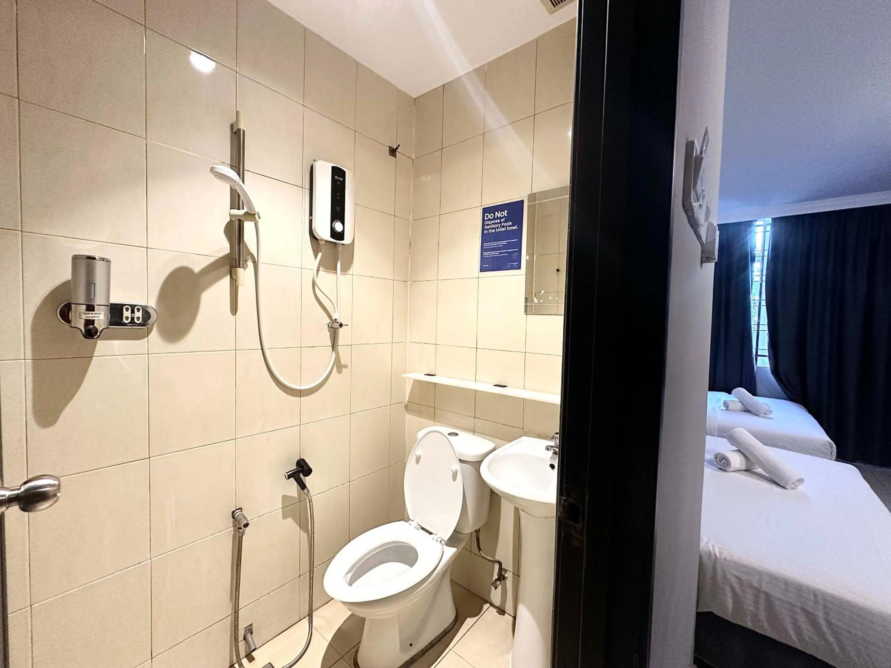 Shower, Bed in # Hashtag Hotel - Self Check in