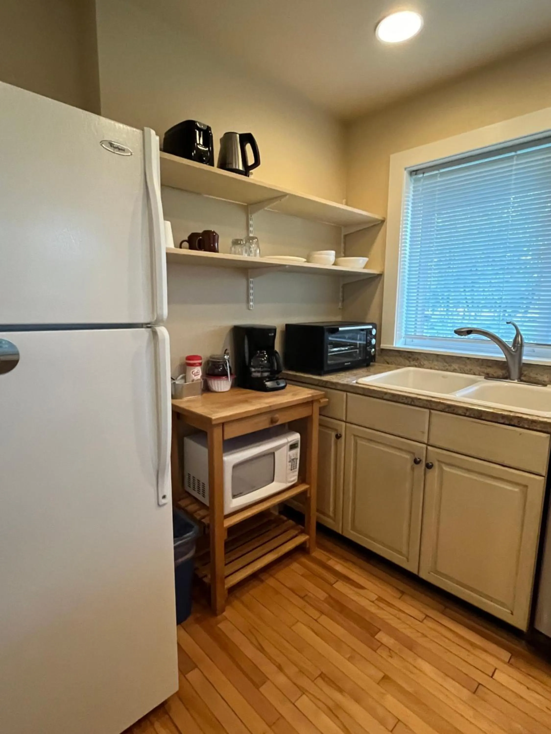 Kitchen or kitchenette in River Run Inn