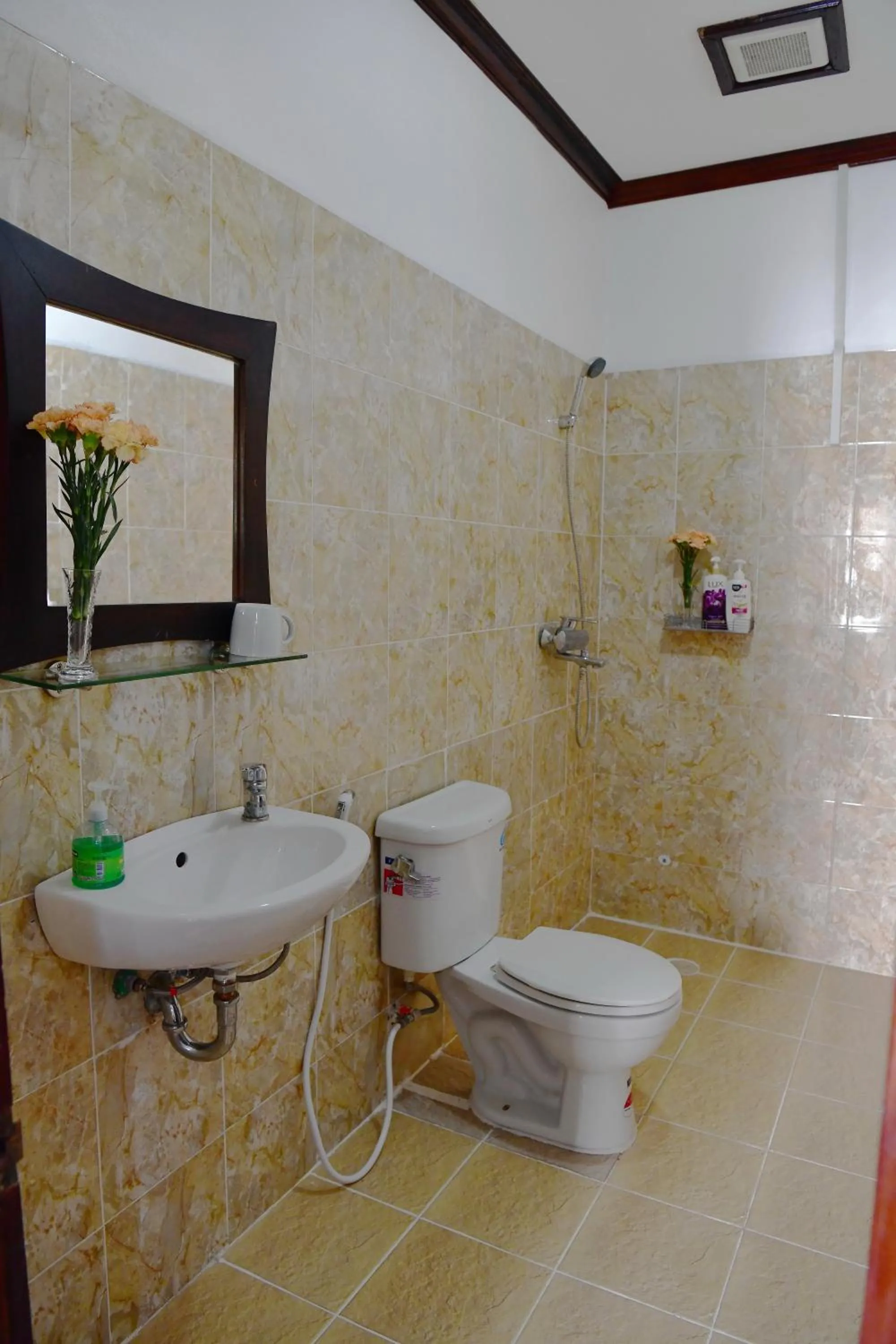 Toilet in Thatsaphone Hotel