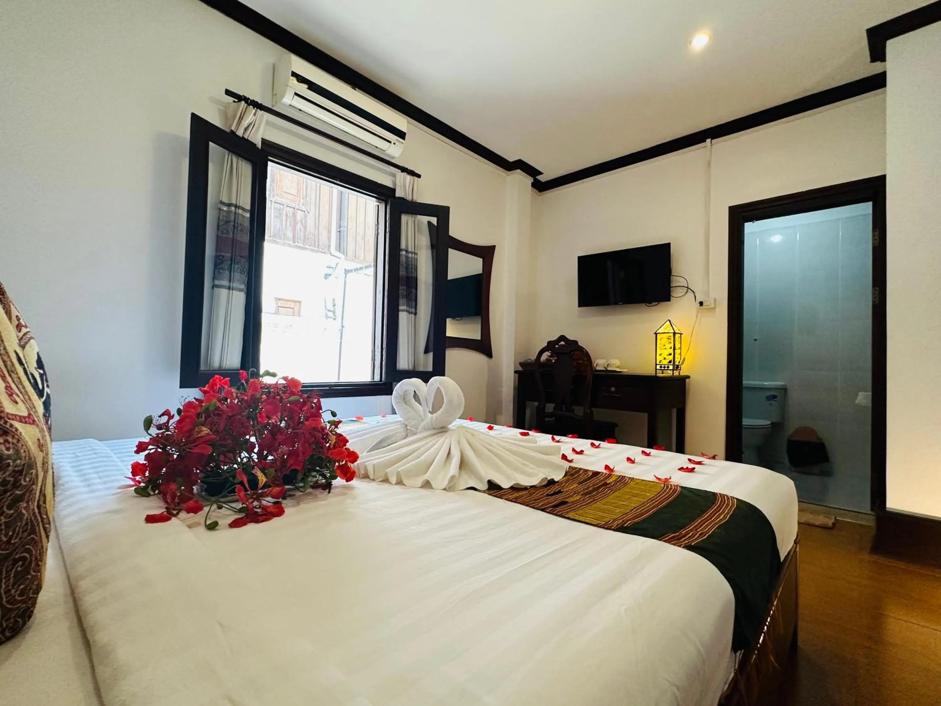 Communal lounge/ TV room, Bed in Thatsaphone Hotel