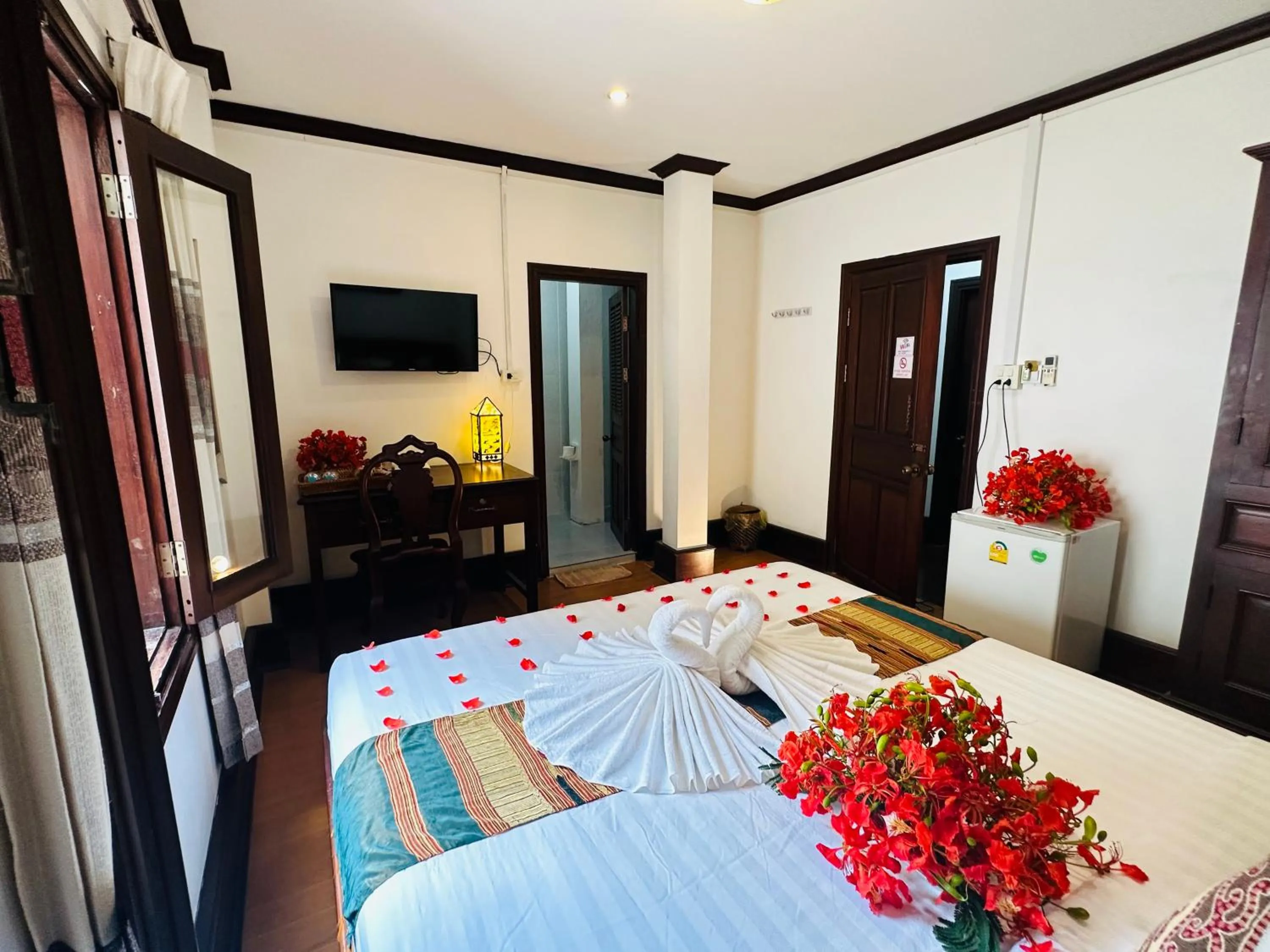 Communal lounge/ TV room, Bed in Thatsaphone Hotel