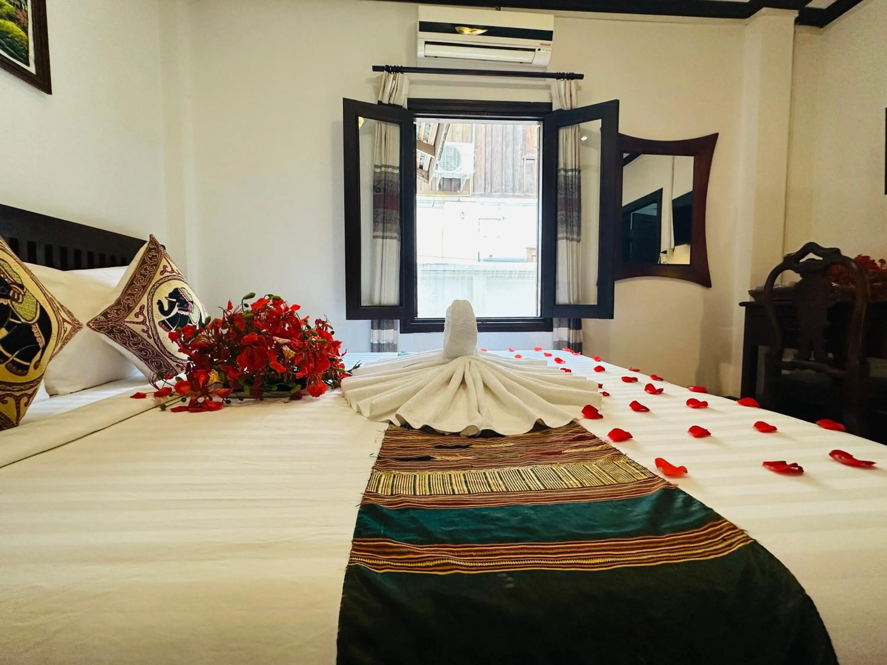 Bed in Thatsaphone Hotel